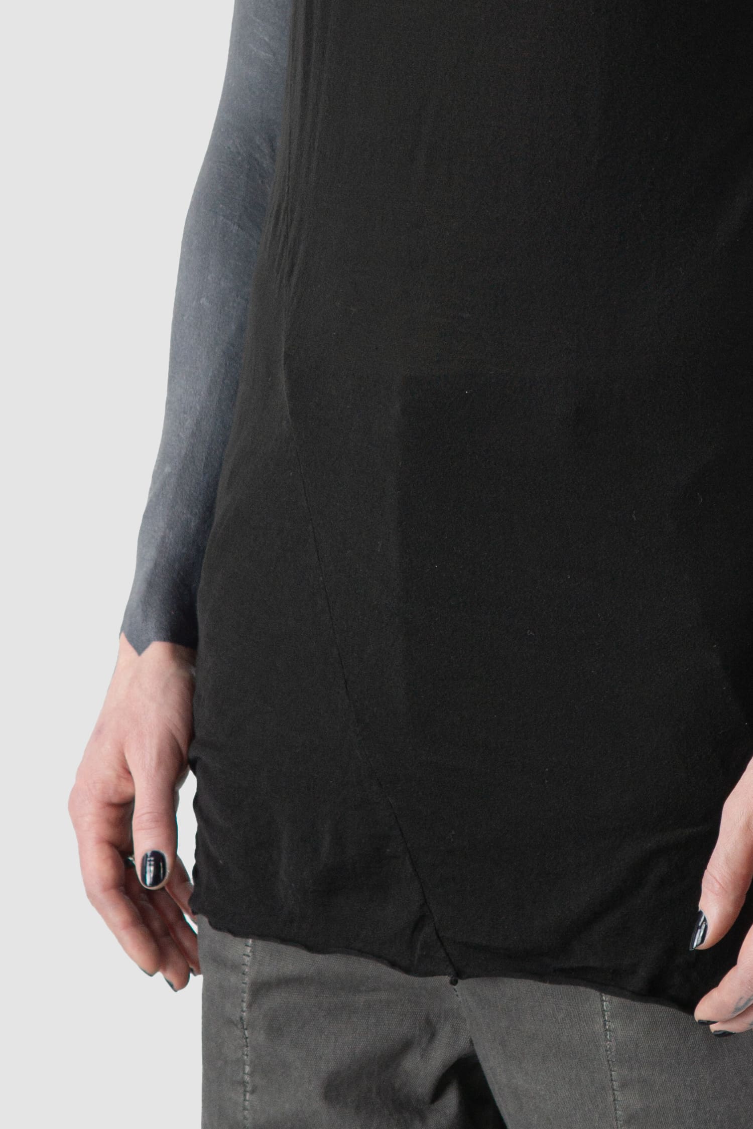 MD75 - front detail view of black Asymmetric Seam Light Cotton T-Shirt