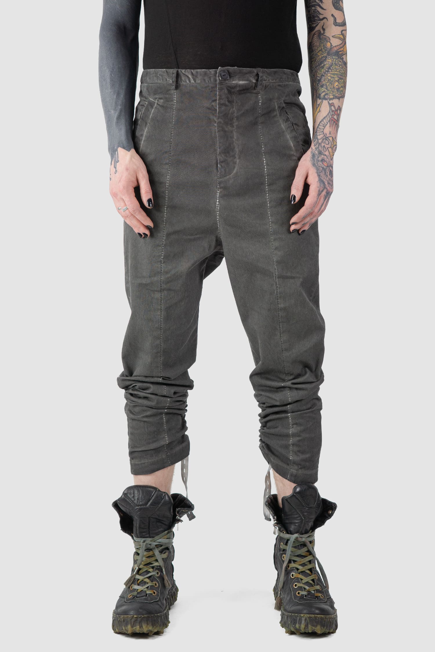 MD75 - front hem detail view of grey Raffable Low Crotch Stretch Cotton Trousers