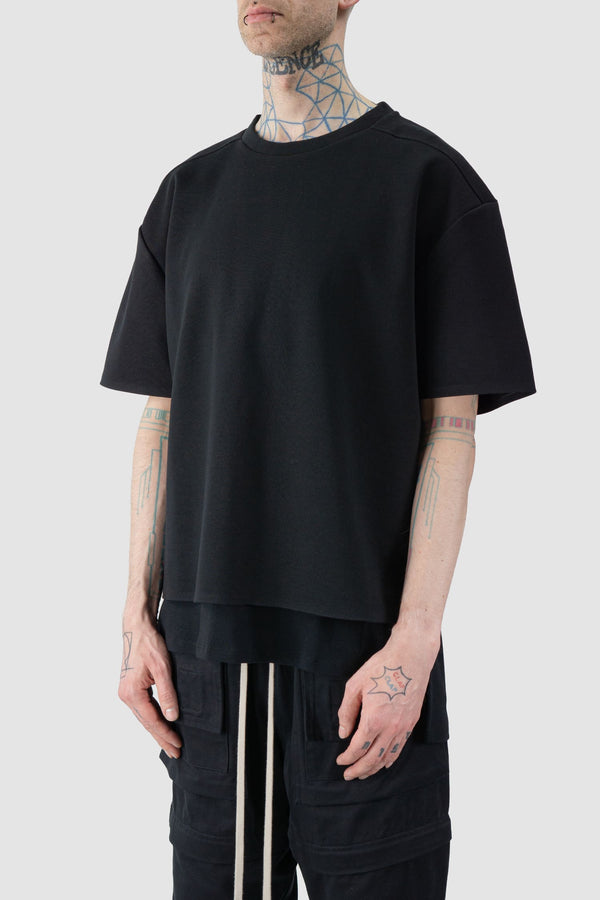 Ovnnie - front side view of the black Back Printed Boxy T-Shirt.