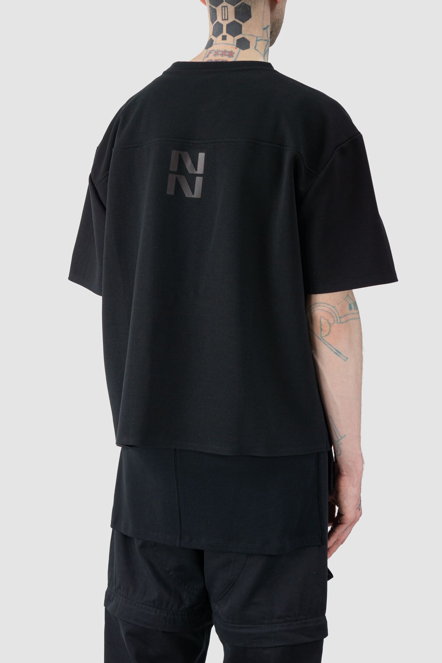 Ovnnie - back side view of the black Back Printed Boxy T-Shirt.