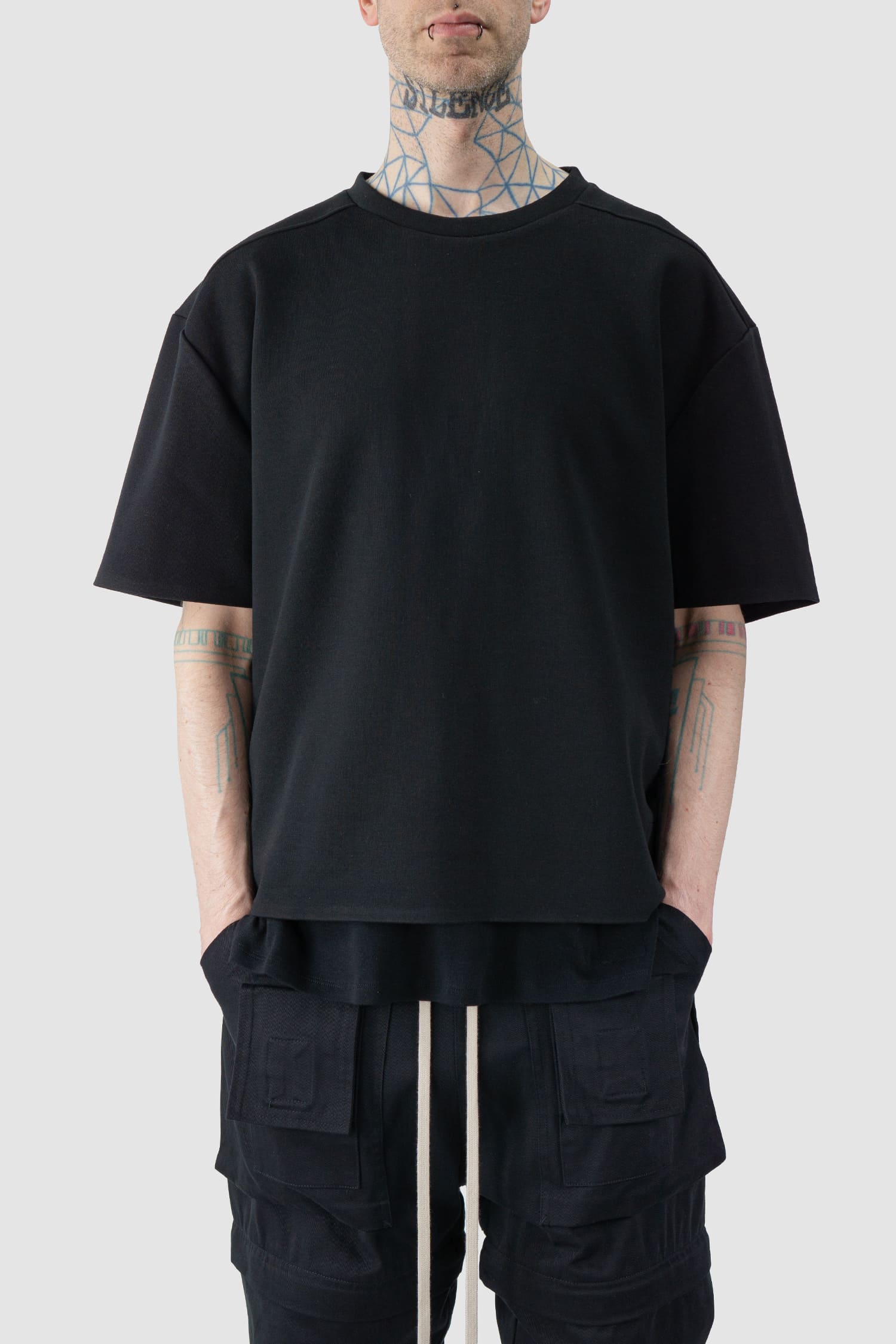 Ovnnie - relaxed view of the black Back Printed Boxy T-Shirt.