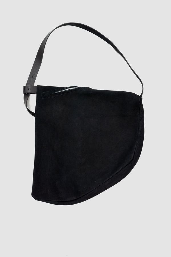 Werkschwarz - front view of black nubuck leather one-shoulder pack bag Werk 40N, the best all-rounder for everyday use from the Permanent collection. It has a silky waxed surface, a large YKK spiral zipper and an inside pocket.