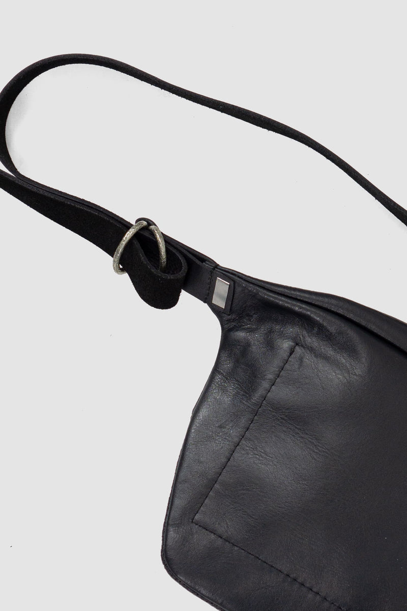 Werkschwarz - detail view of the black Polished Leather Belt Bag Werk 29PH.