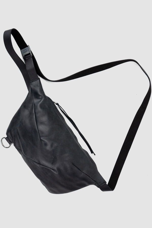 Werkschwarz - front view of the black Pull-Up Leather Crossbody Bag Werk 11P.