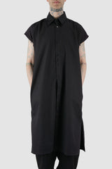 XConcept - Front legere view of black long sleeveless shirt vest for men with slightly dropped shoulders, extra long cut, FW24 Collection.