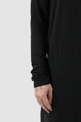 XConcept - arm detail view of black round collar light long sleeve jumper for men with slightly flared round collar, tapered hems, FW24 Collection.