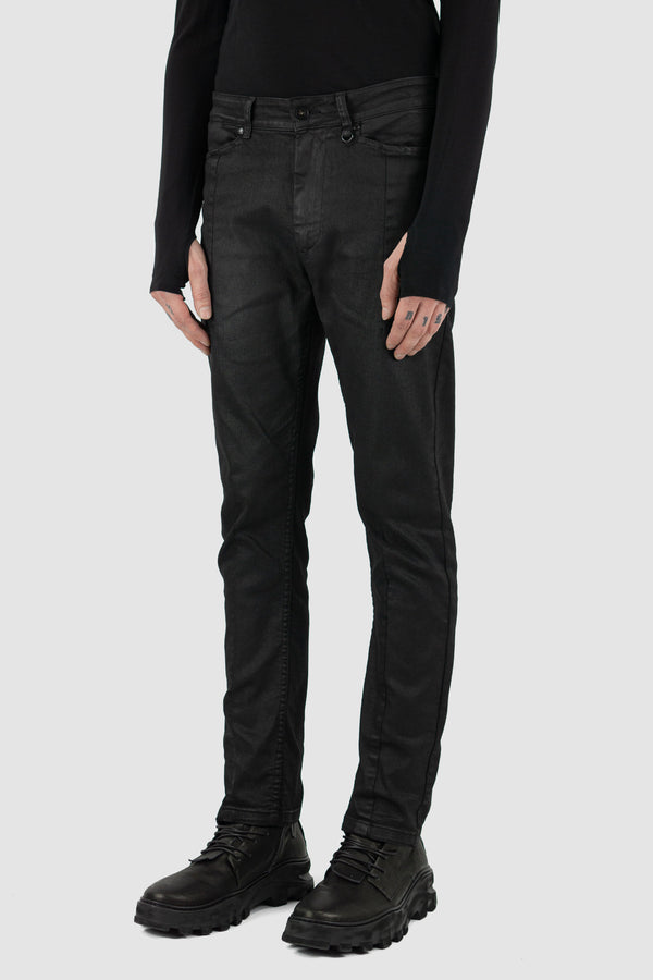 Black Waxed Dart Cut Denim Jeans for Men - LEON LOUIS Permanent Collection. Slim Fit, 98% Cotton, 2% Elastane Composition, Five Pockets, Belt Loops. Made in Portugal.