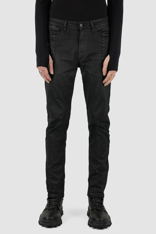 Black Waxed Dart Cut Denim Jeans for Men - LEON LOUIS Permanent Collection. Slim Fit, 98% Cotton, 2% Elastane Composition, Five Pockets, Belt Loops. Made in Portugal.