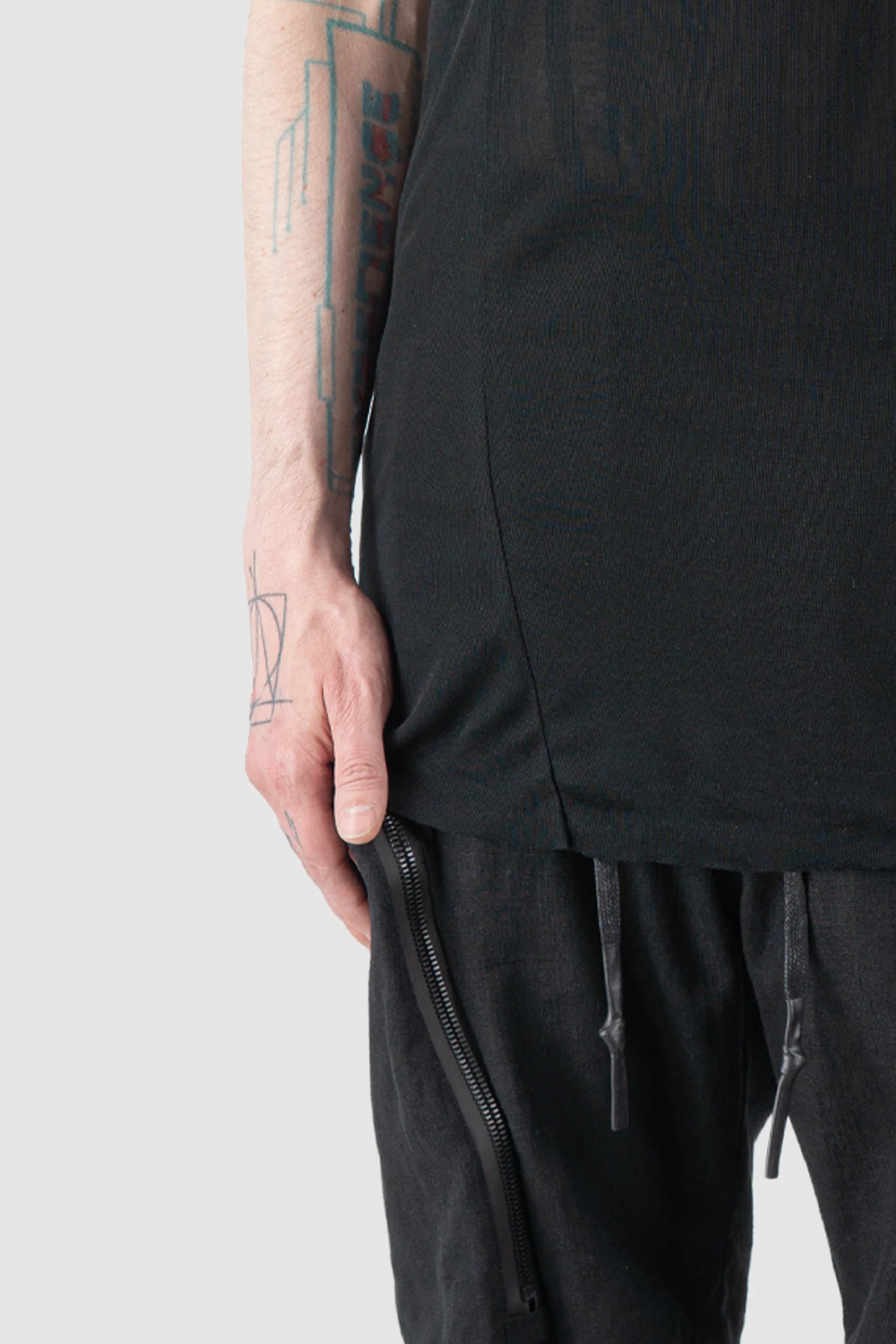 Gall Laboratories by Justin Gall - Men’s Black Linen Blend Curve Seam Tank Top hem detail view