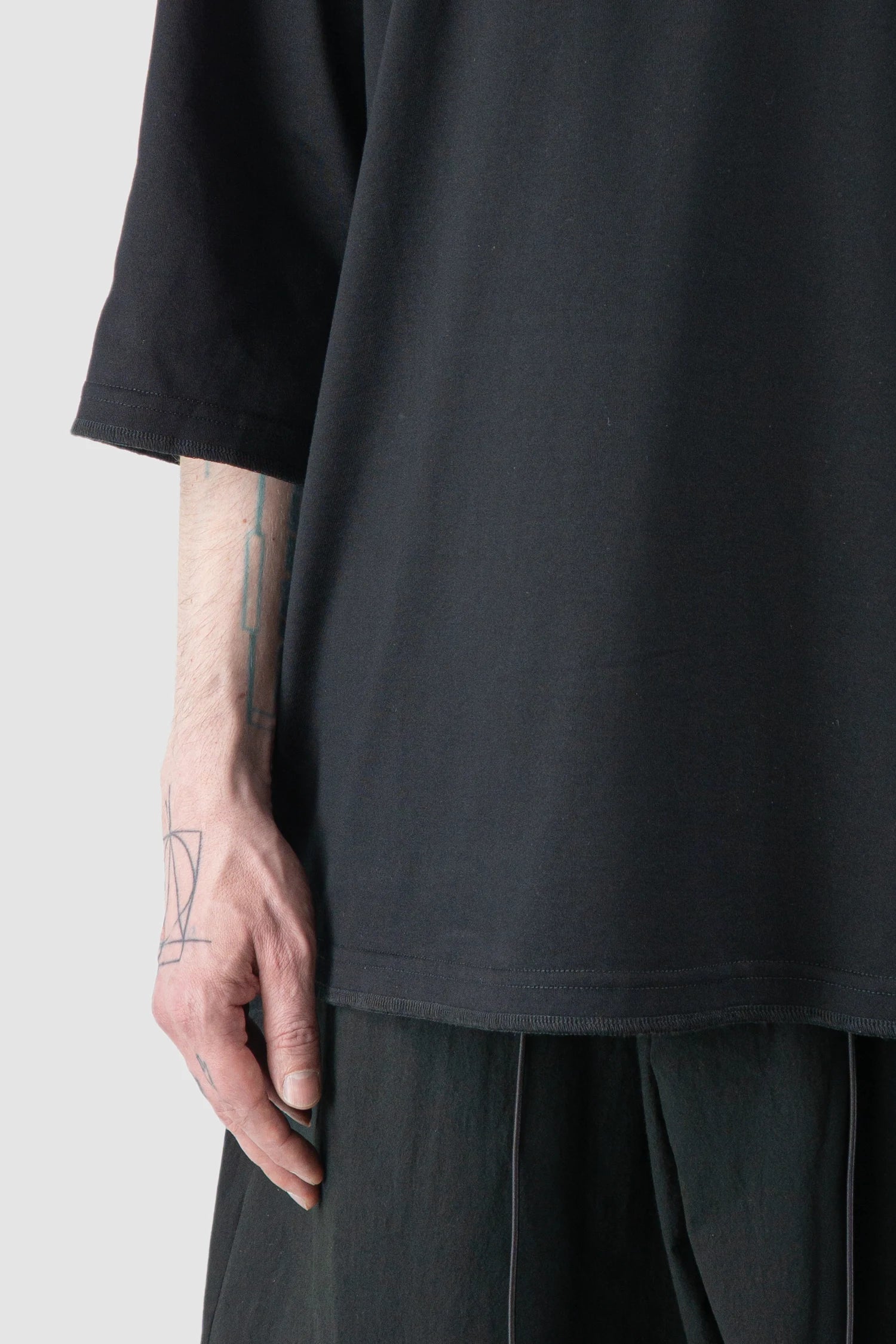 Joe Chia - Men’s Black 3/4 Sleeve Relaxed Cotton T-Shirt hem detail view