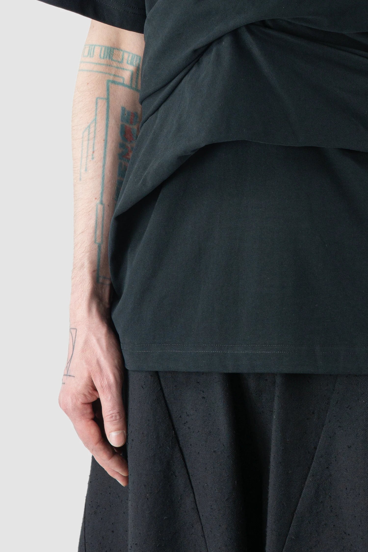 Joe Chia - Men’s Black Boxy Draped Cotton T-Shirt hem detail view