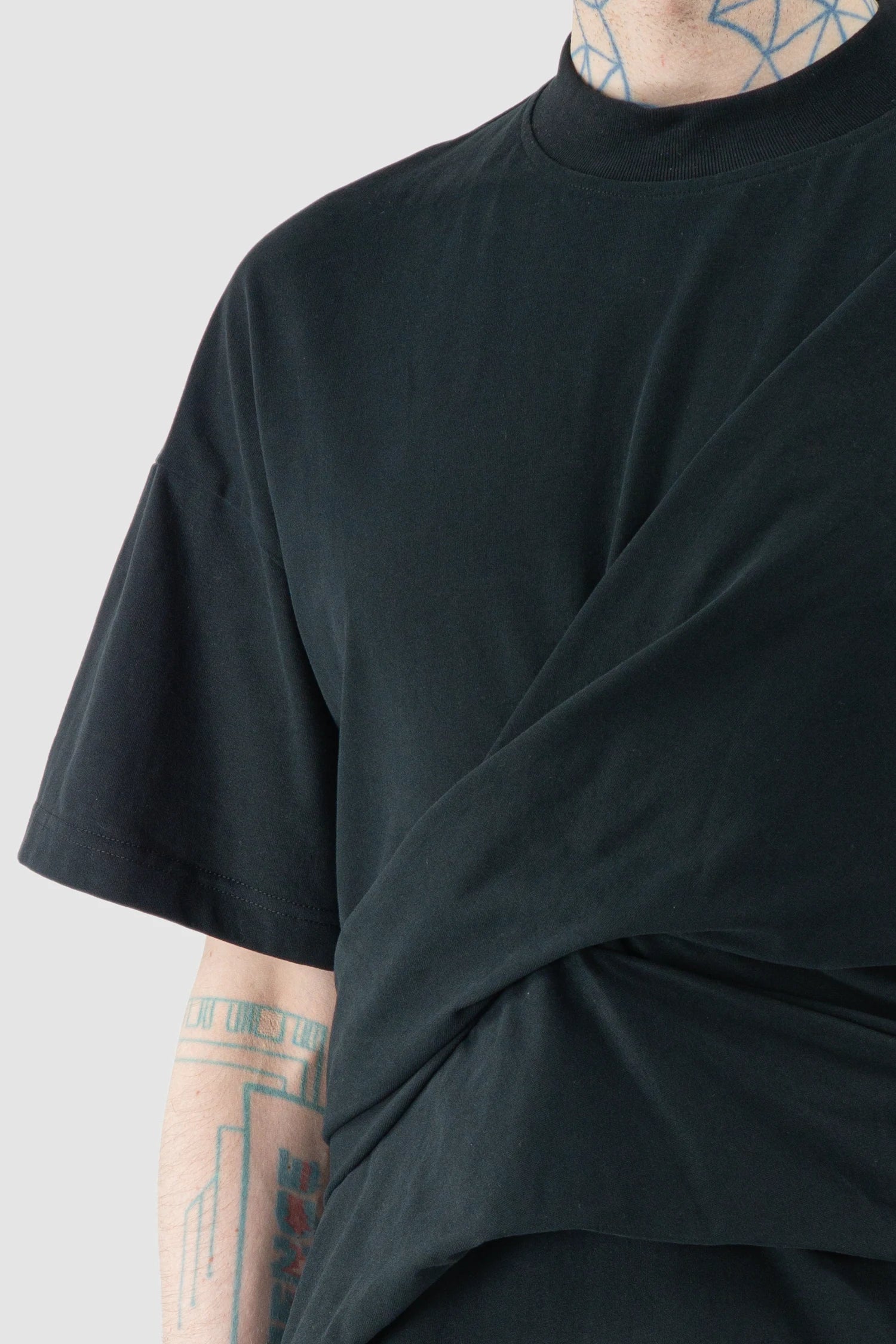 Joe Chia - Men’s Black Boxy Draped Cotton T-Shirt shoulder detail view
