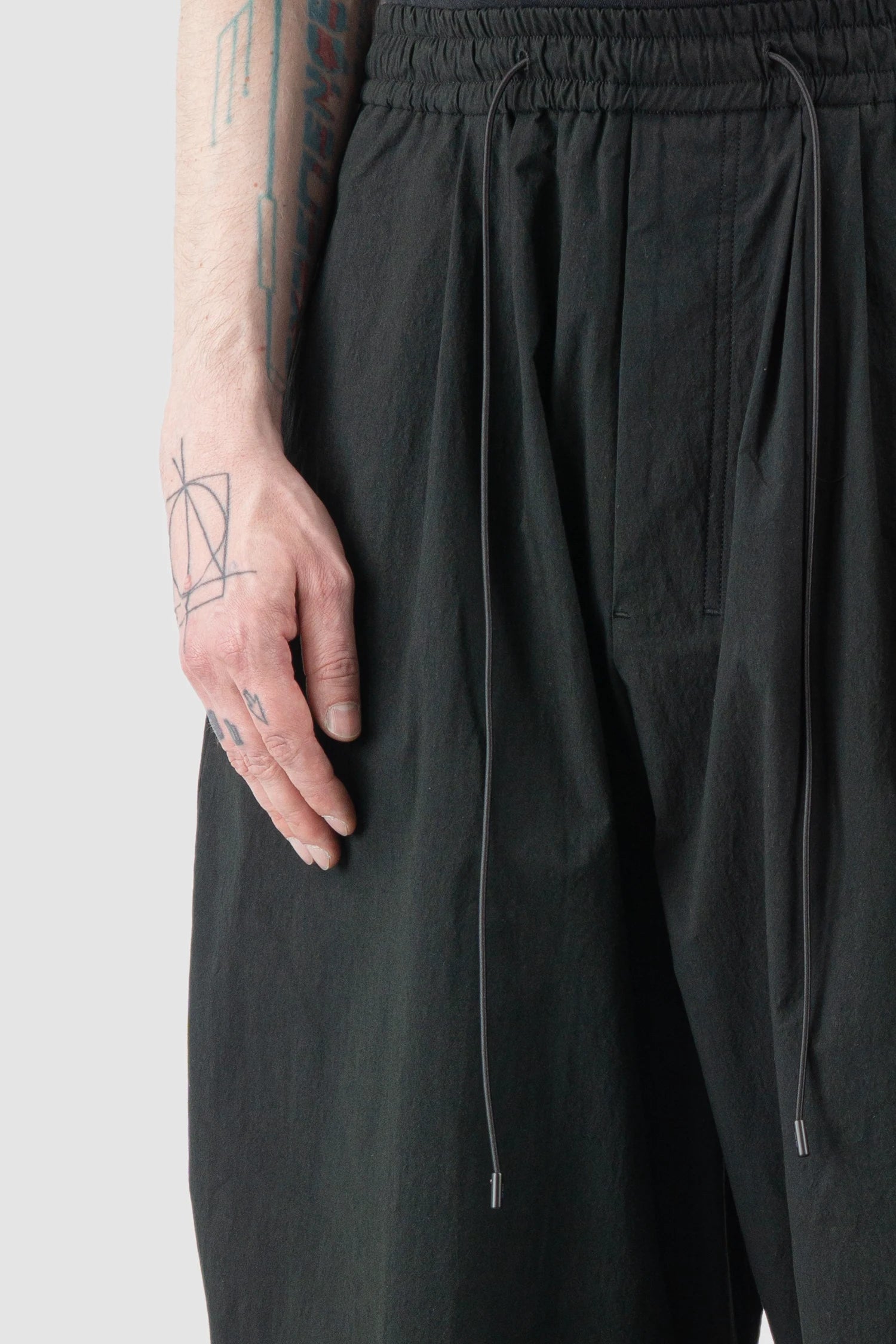 Joe Chia - Men’s Black Cropped Drop Crotch Cotton Blend Trousers waist detail view