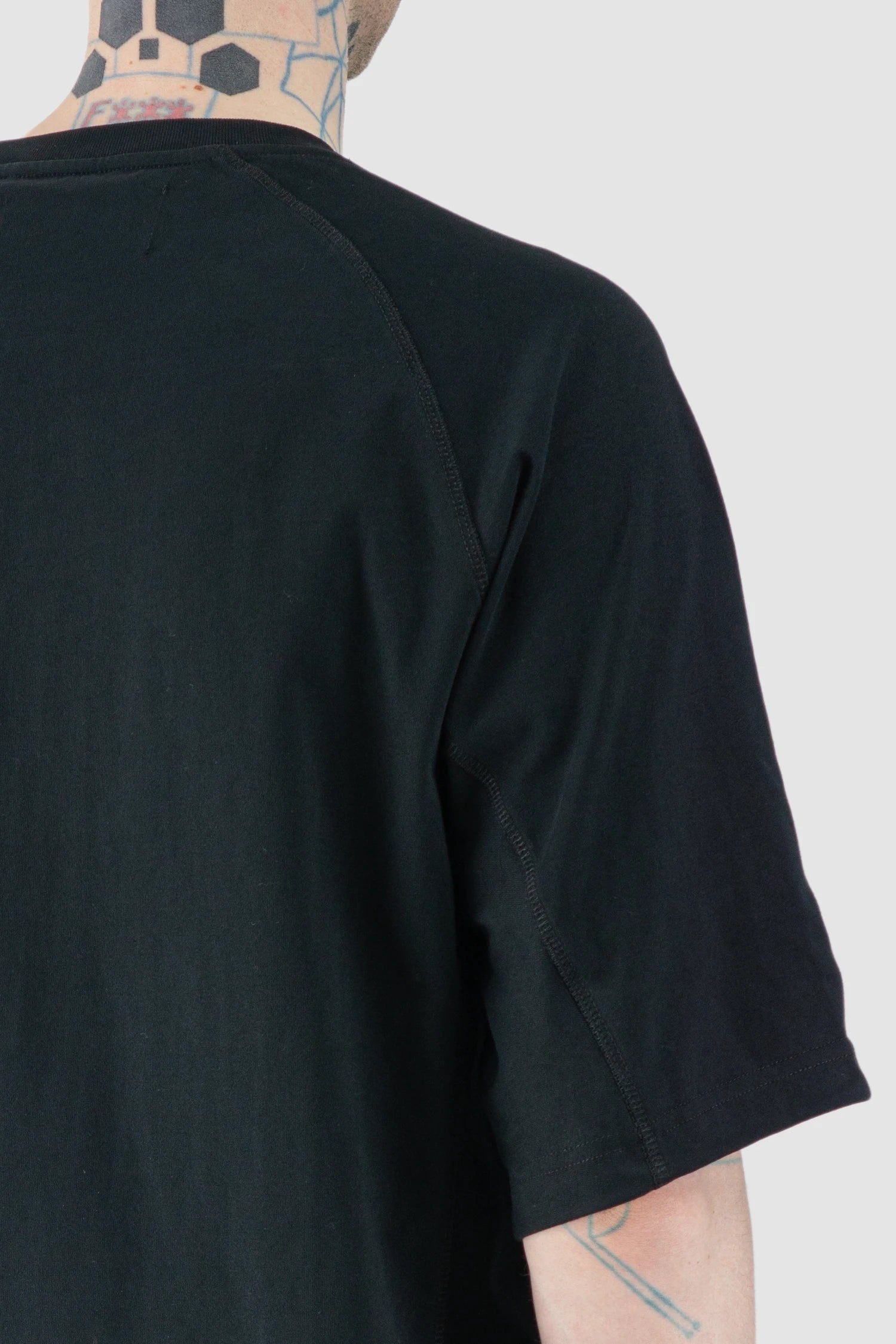 Joe Chia - Men’s Black Curved Sleeve Cotton T-Shirt back detail view