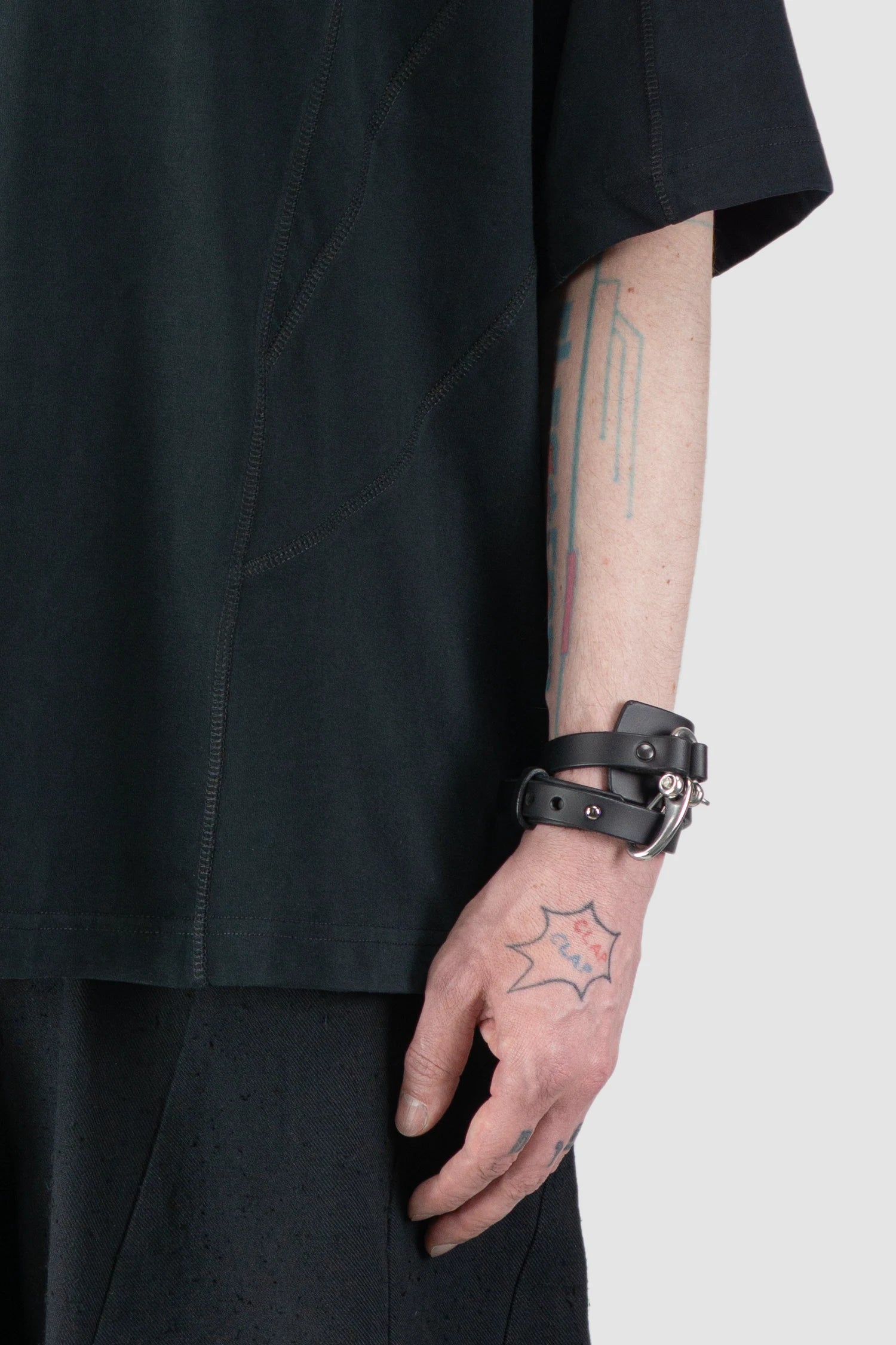 Joe Chia - Men’s Black Curved Sleeve Cotton T-Shirt seam detail view