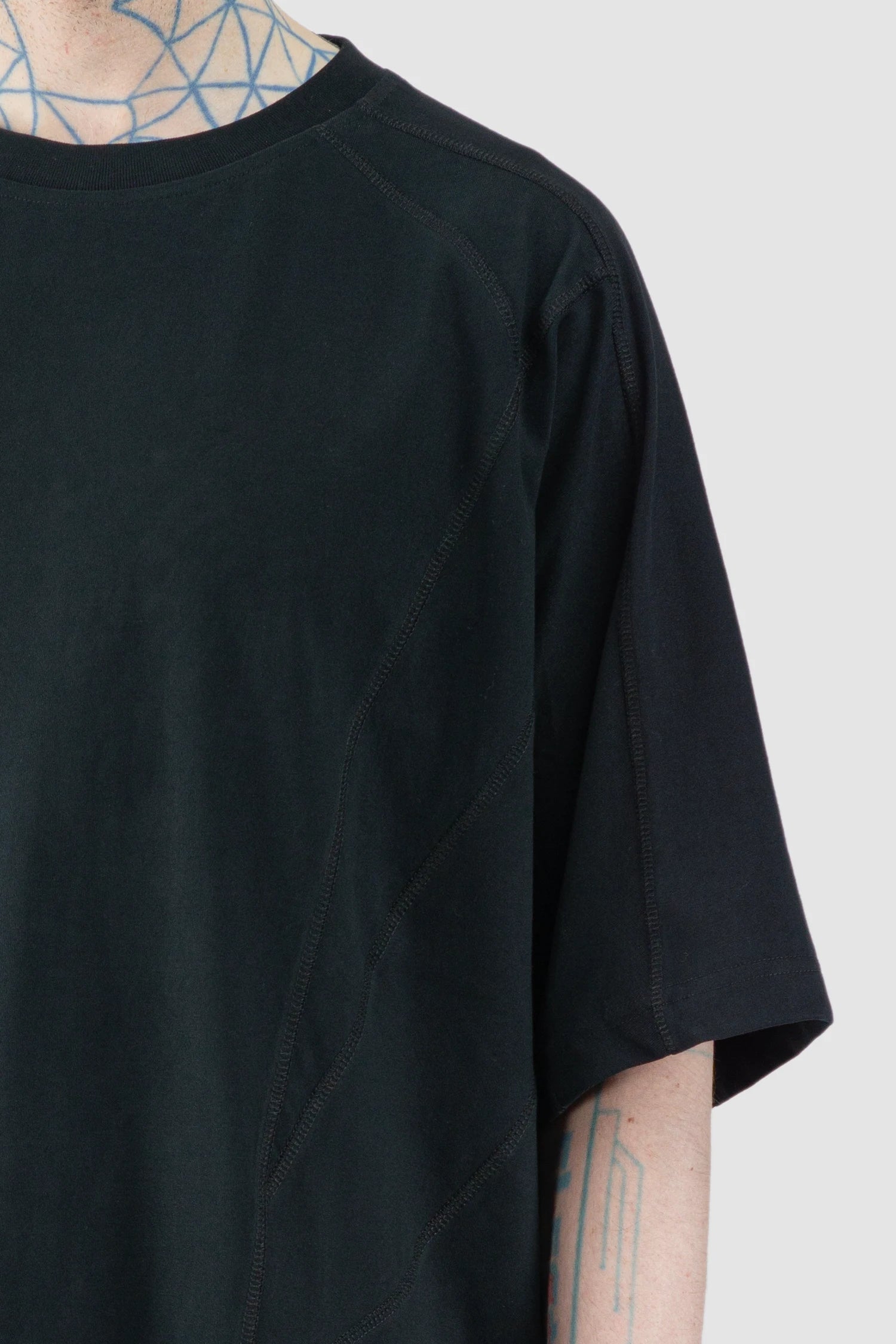 Joe Chia - Men’s Black Curved Sleeve Cotton T-Shirt shoulder detail view
