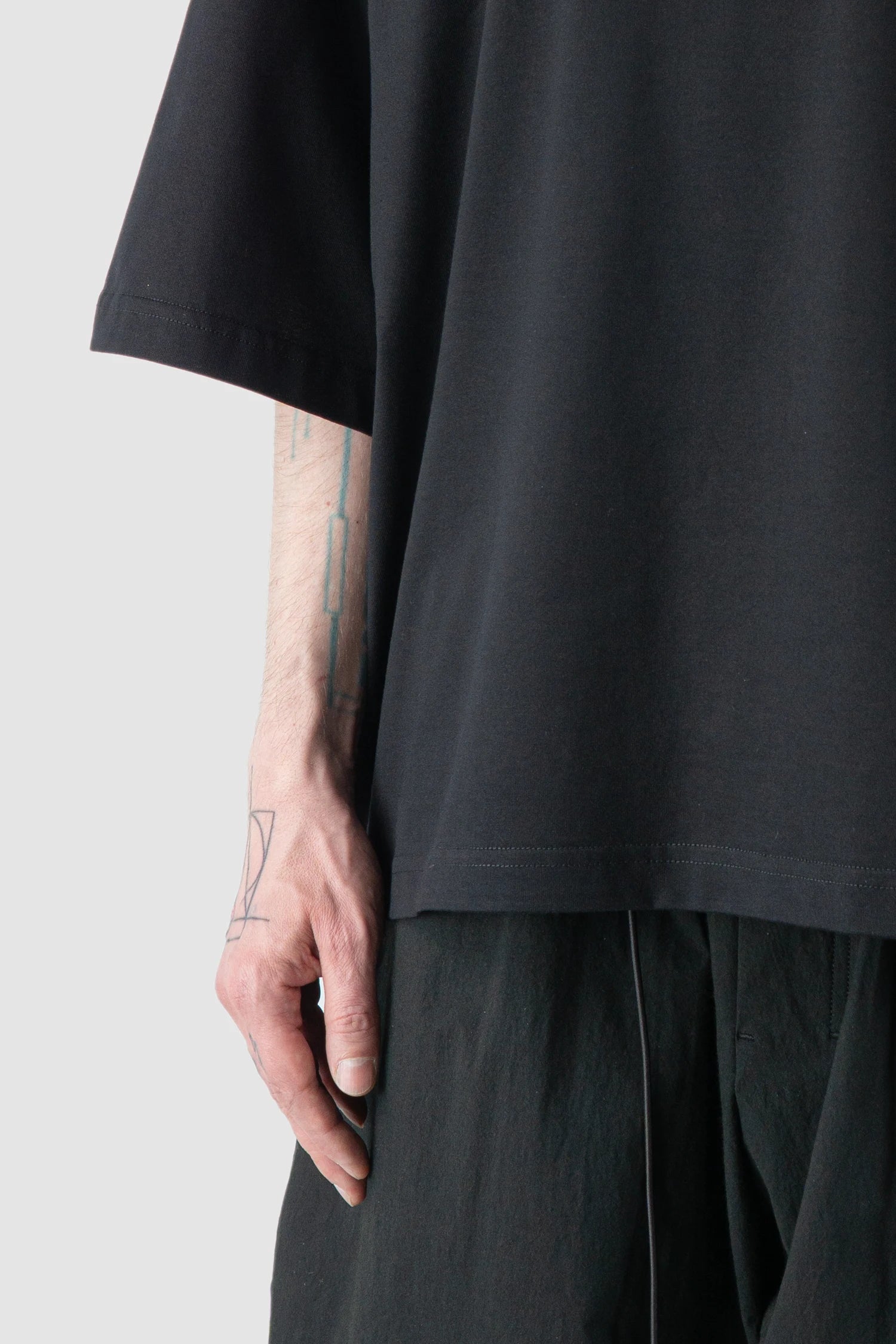 Joe Chia - Men’s Black Oversized Boxy Cotton T-Shirt hem detail view