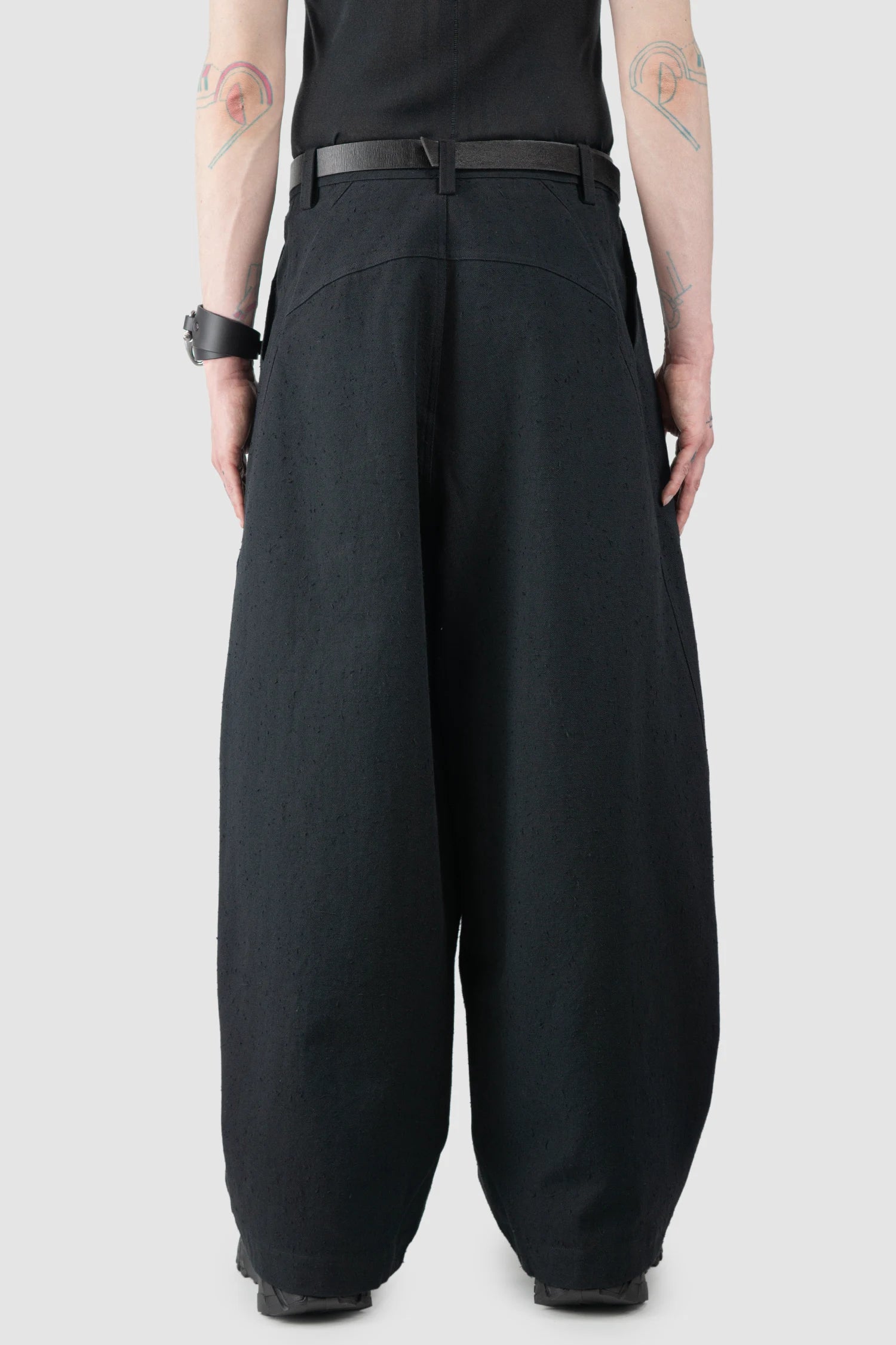 Joe Chia - Men’s Black Textured Cotton Balloon Trousers model back view