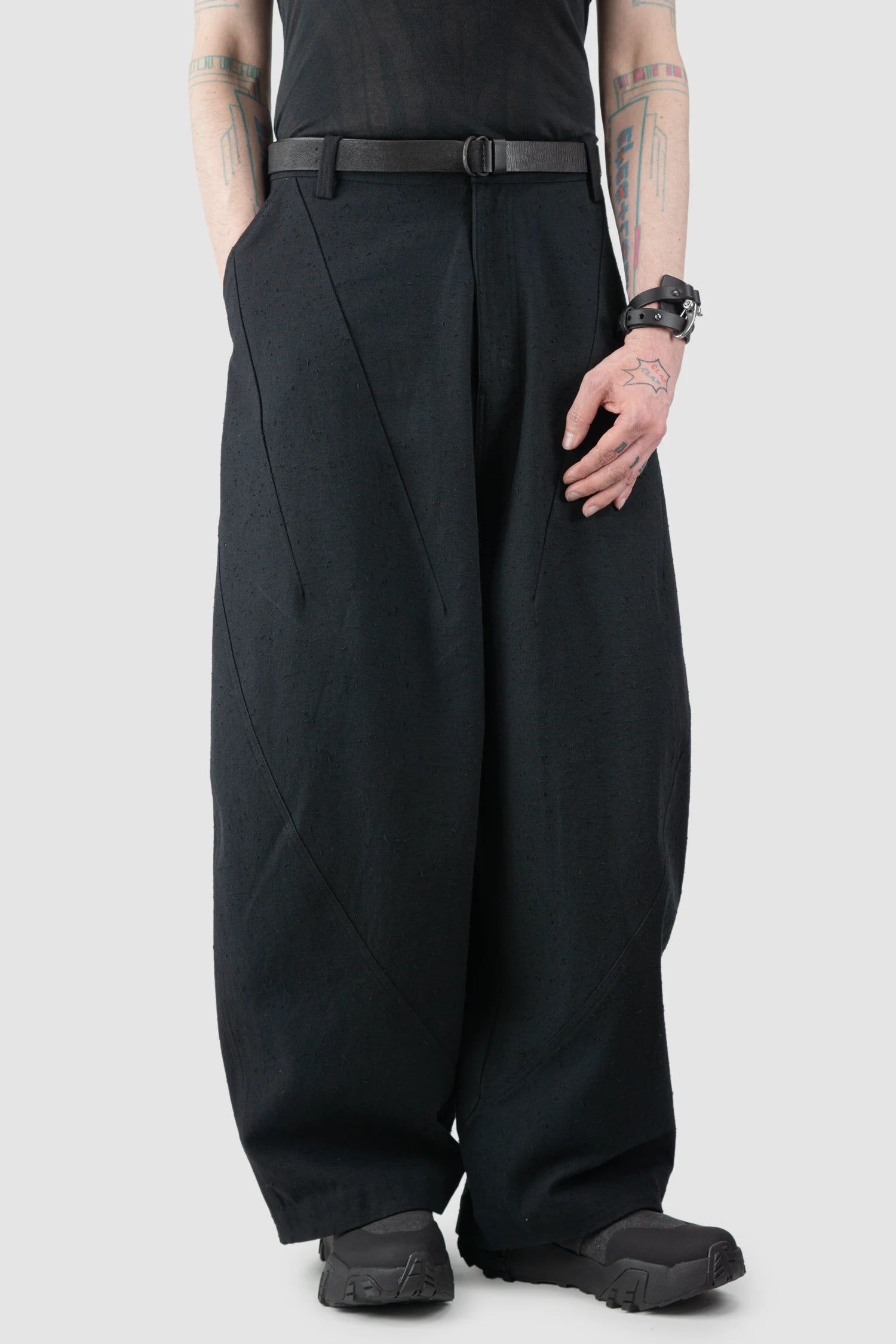 Joe Chia - Men’s Black Textured Cotton Balloon Trousers model frelaxed view