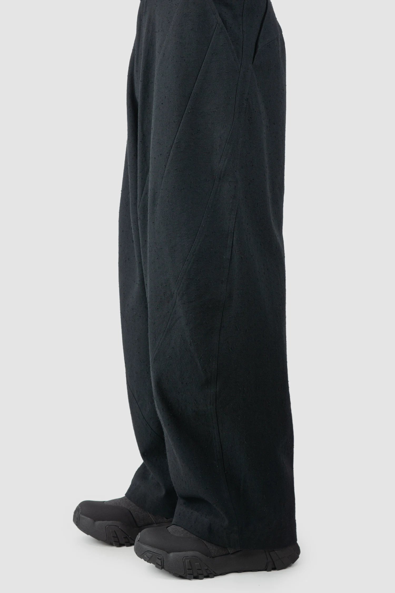 Joe Chia - Men’s Black Textured Cotton Balloon Trousers seam detail view