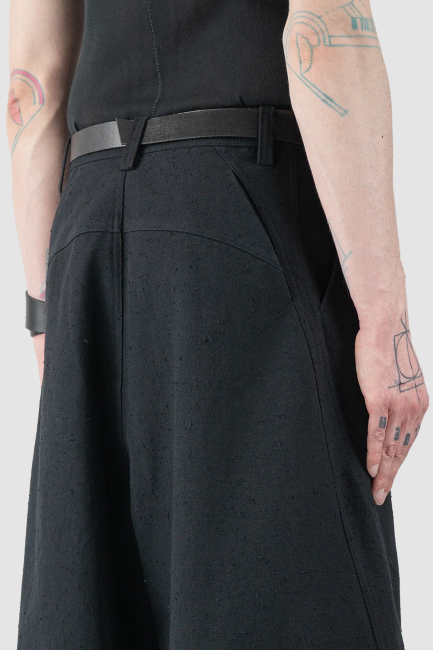 Joe Chia - Men’s Black Textured Cotton Balloon Trousers waist detail view
