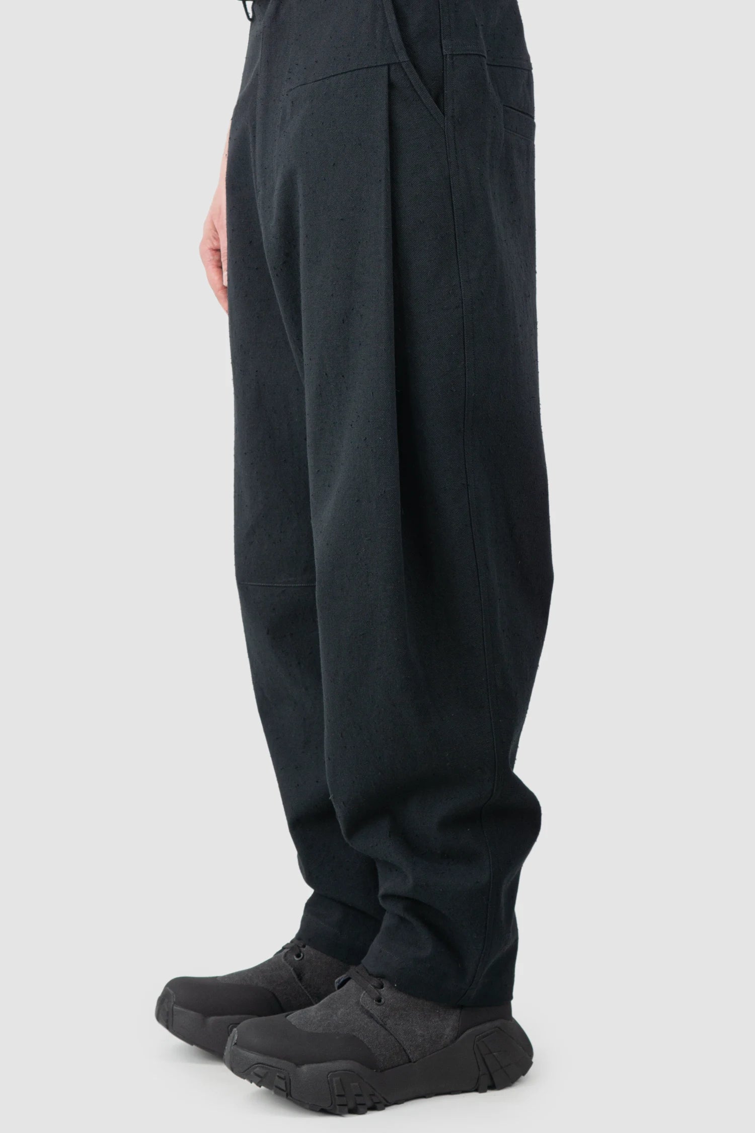Joe Chia - Men’s Black Textured Cotton Pleated Trousers pleat detail view