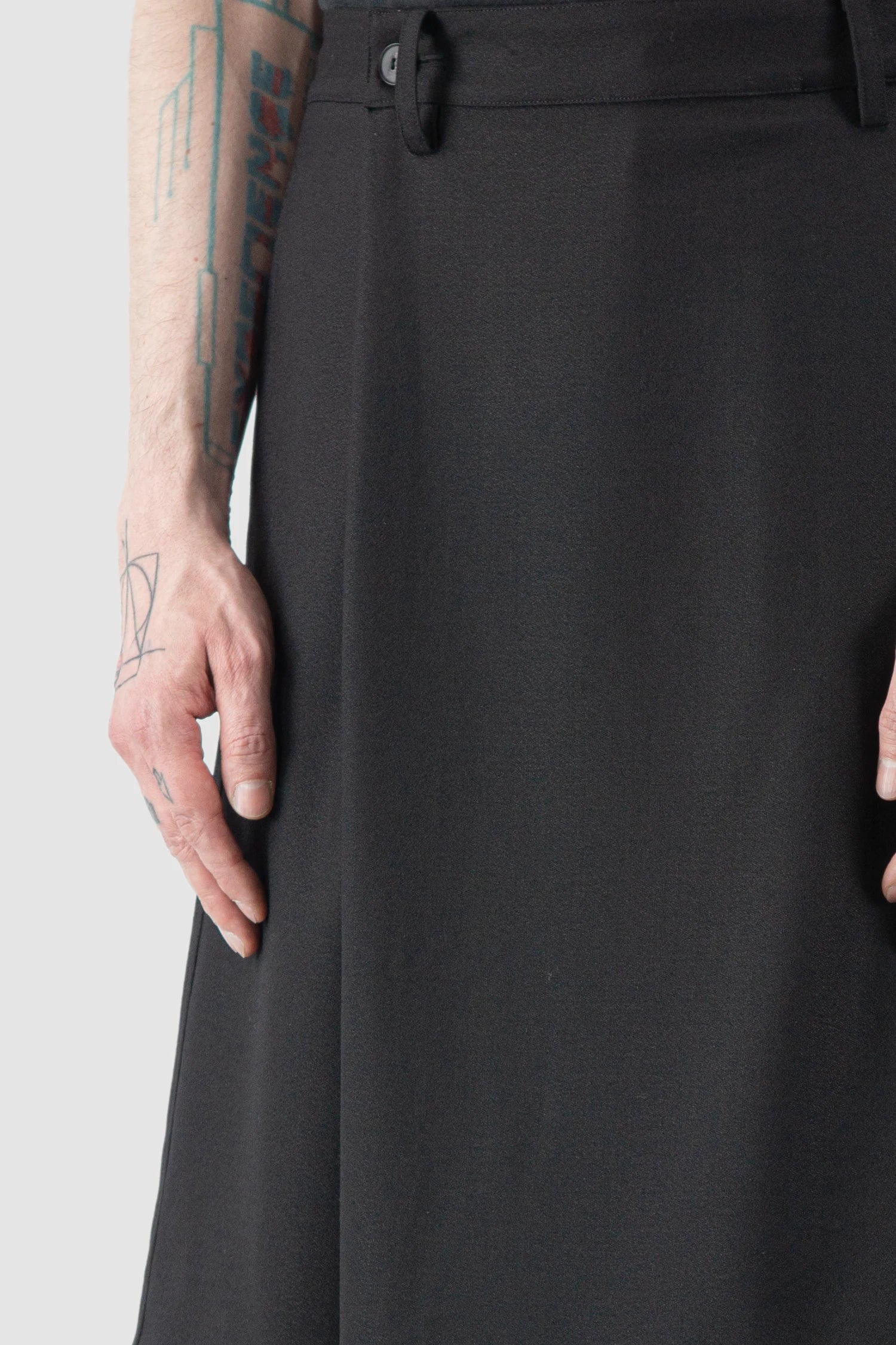 Joe Chia - Men’s Black Wool Linen Skirt Panel Wide Shorts waist detail view