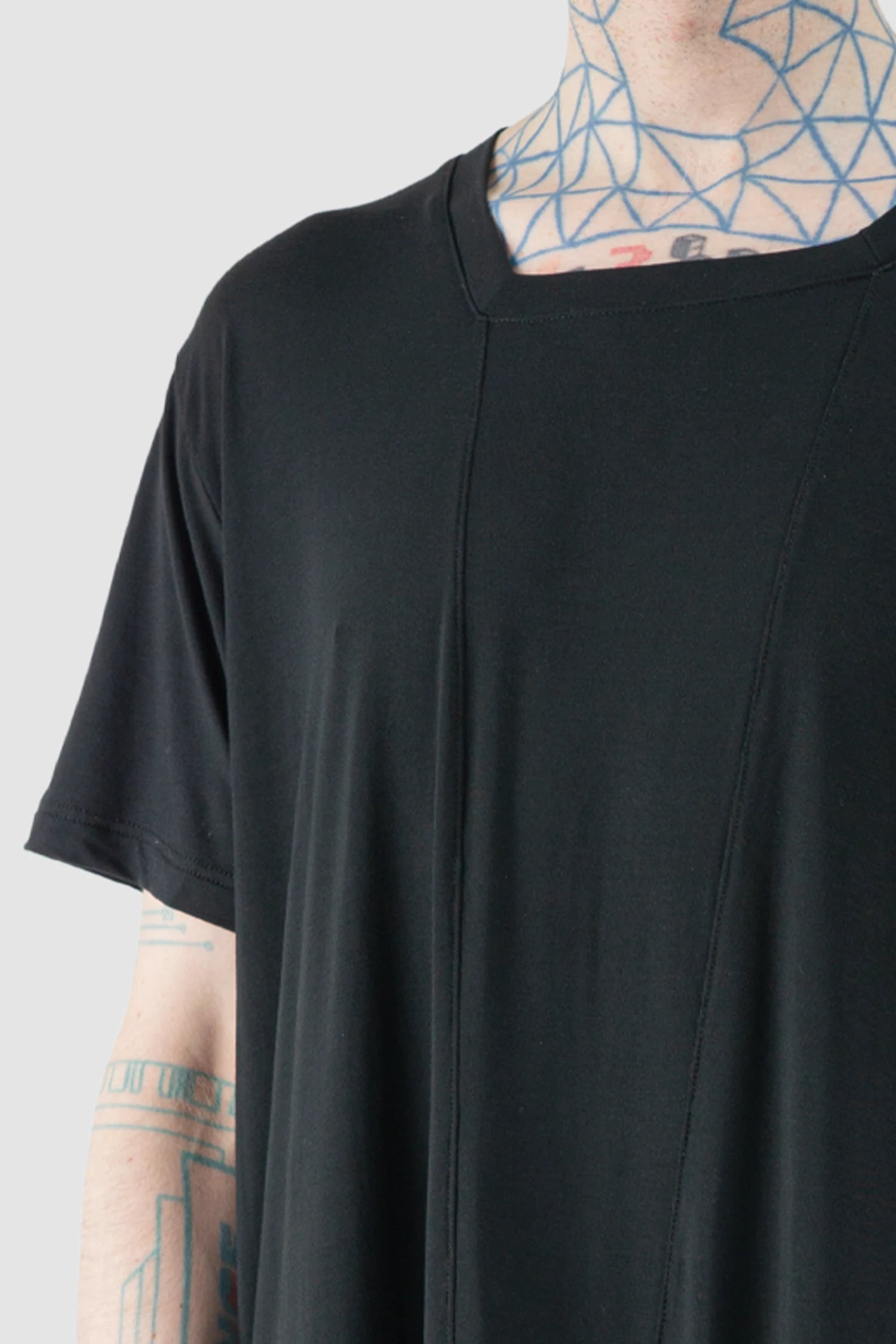 La Haine Inside Us - Men’s Black Relaxed Bamboo Longline T-Shirt model front detail view