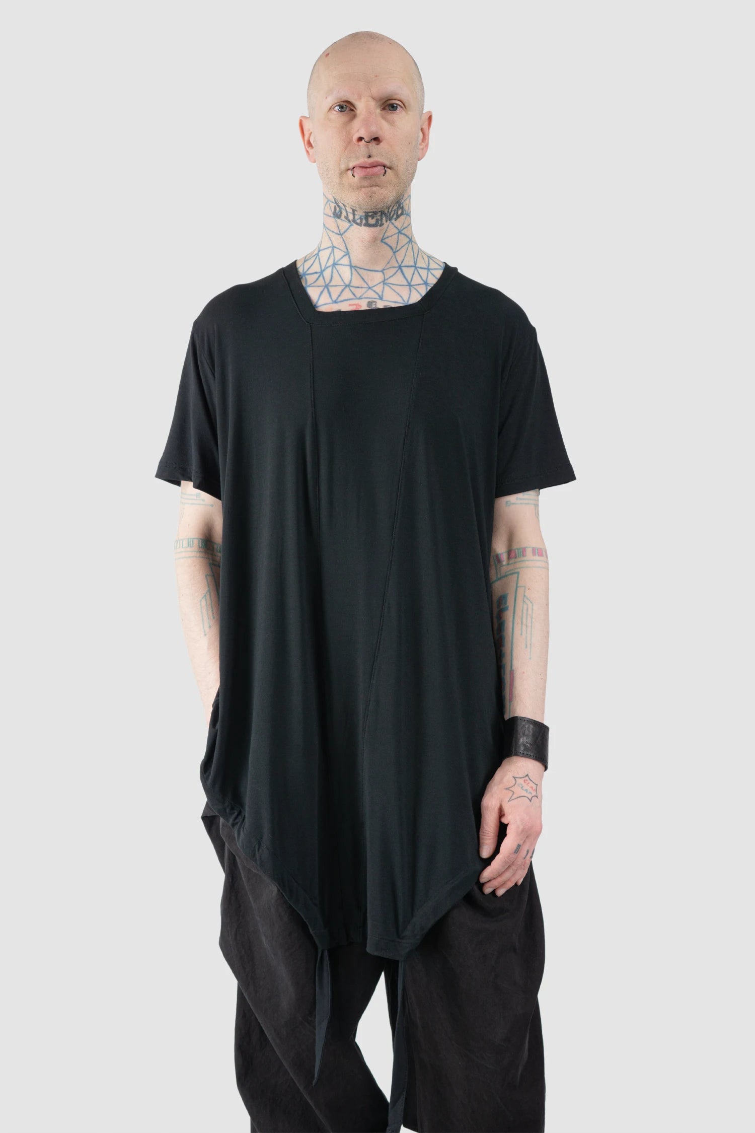 La Haine Inside Us - Men’s Black Relaxed Bamboo Longline T-Shirt model relaxed view