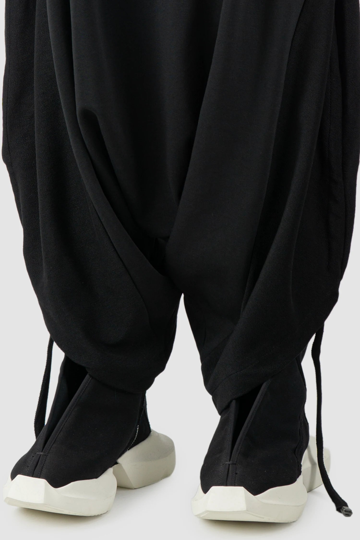 La Haine Inside Us - Men's Black Structured Baggy Cotton Fleece Pants - hem detail view
