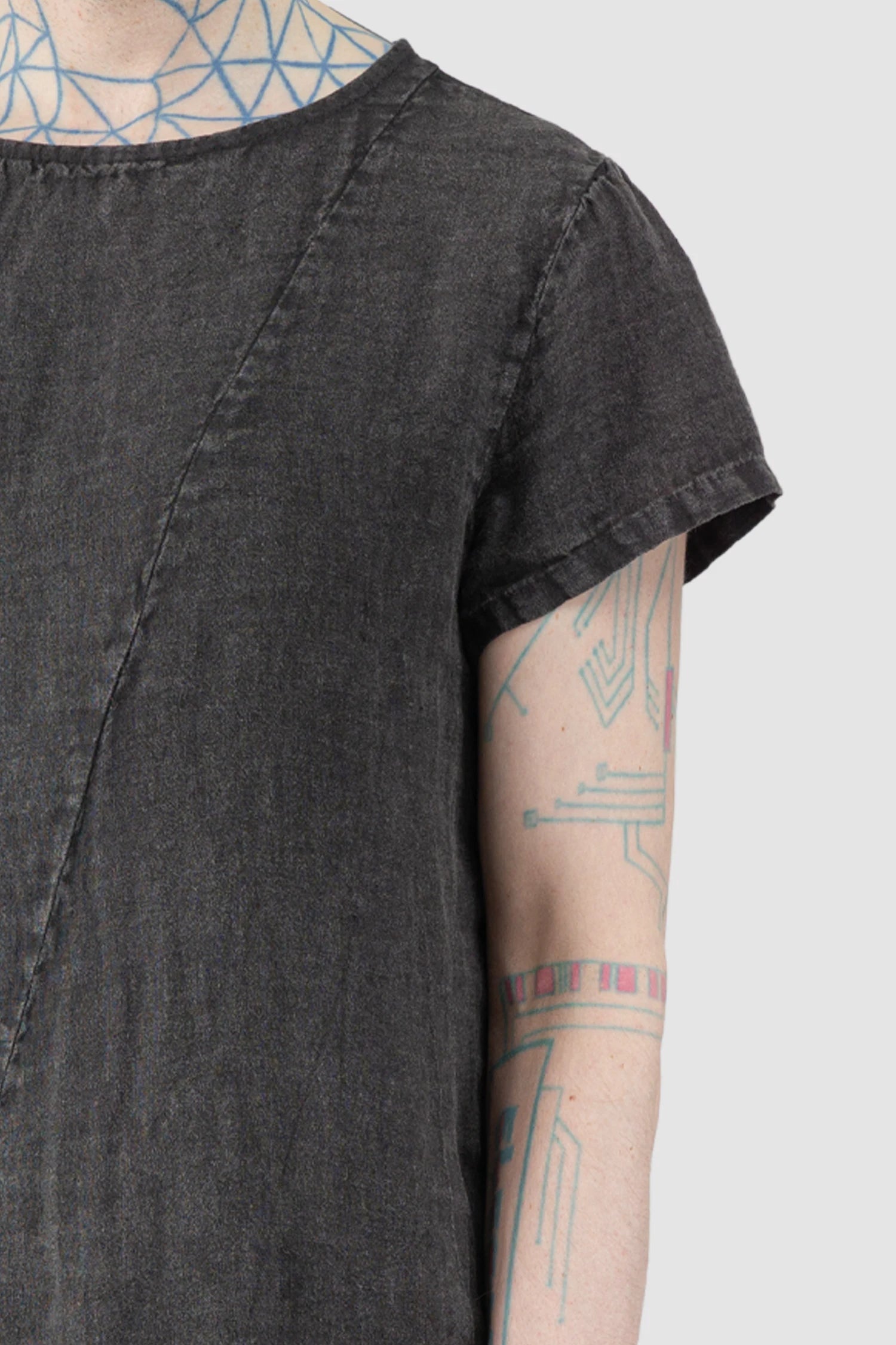 La Haine Inside Us - Men’s Dark Grey Marmorized Asymmetrical Linen T-Shirt shoulder detail