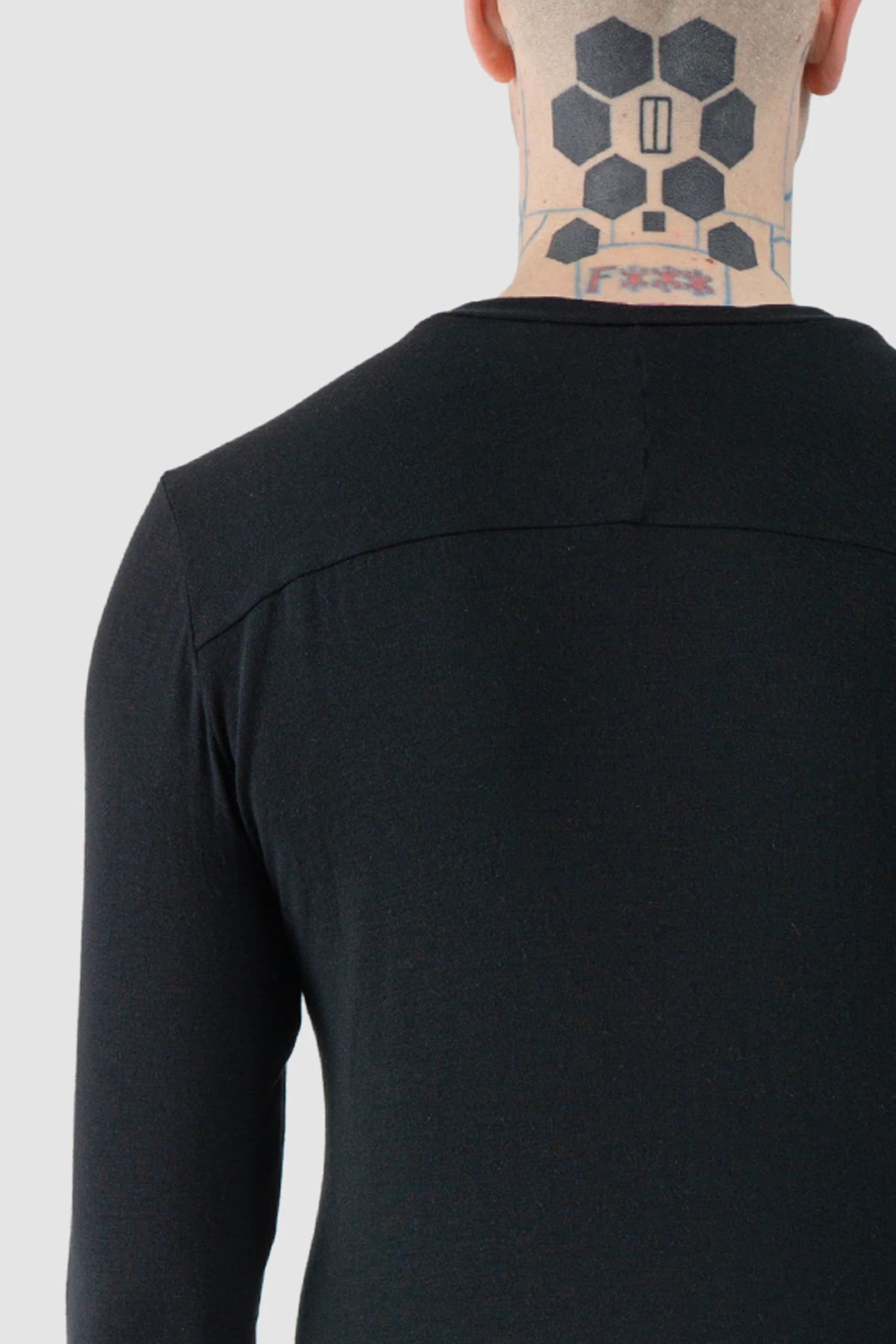 Masnada – Men's Black Double Front Modal Cashmere Long Sleeve - model back shoulder detail view