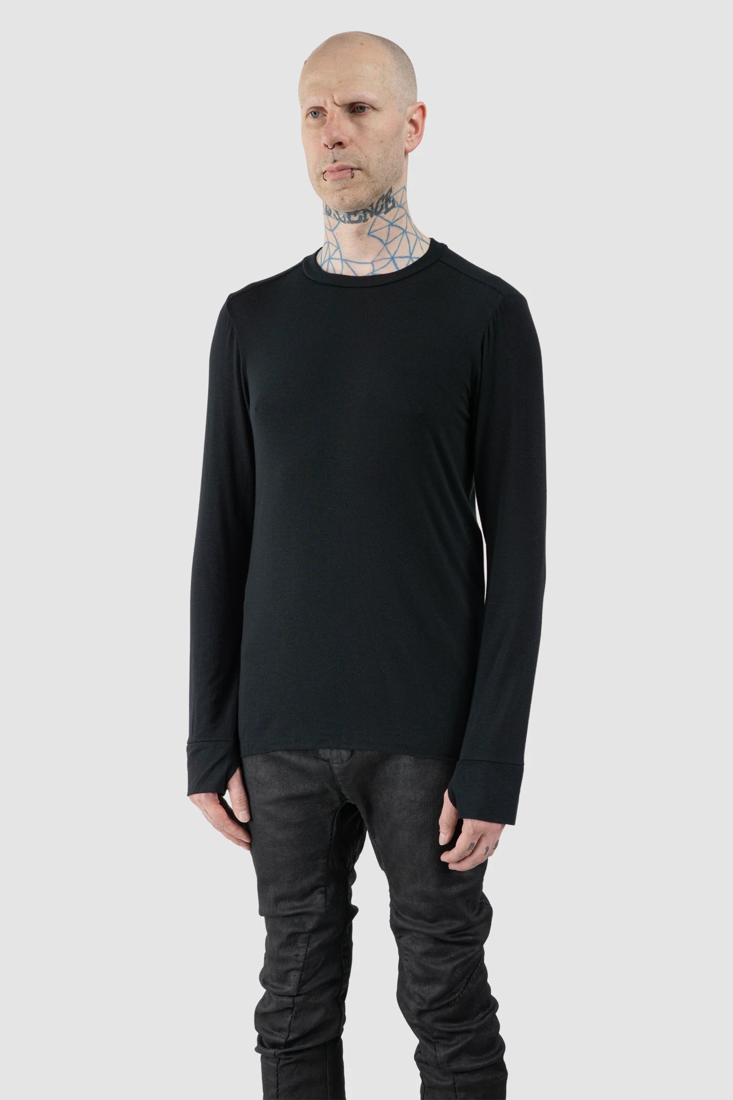 Masnada – Men's Black Modal Cashmere Long Sleeve - model front side view