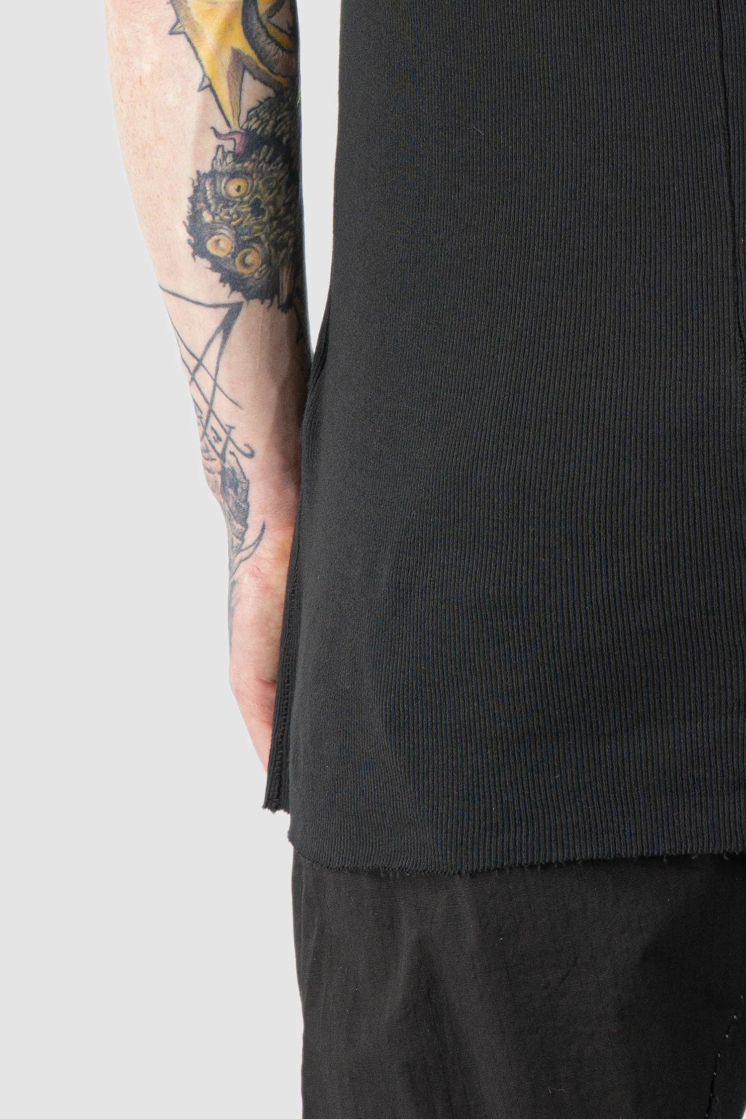 Masnada - Men’s Black Stretch Cotton Rib Raglan T-Shirt hem detail view