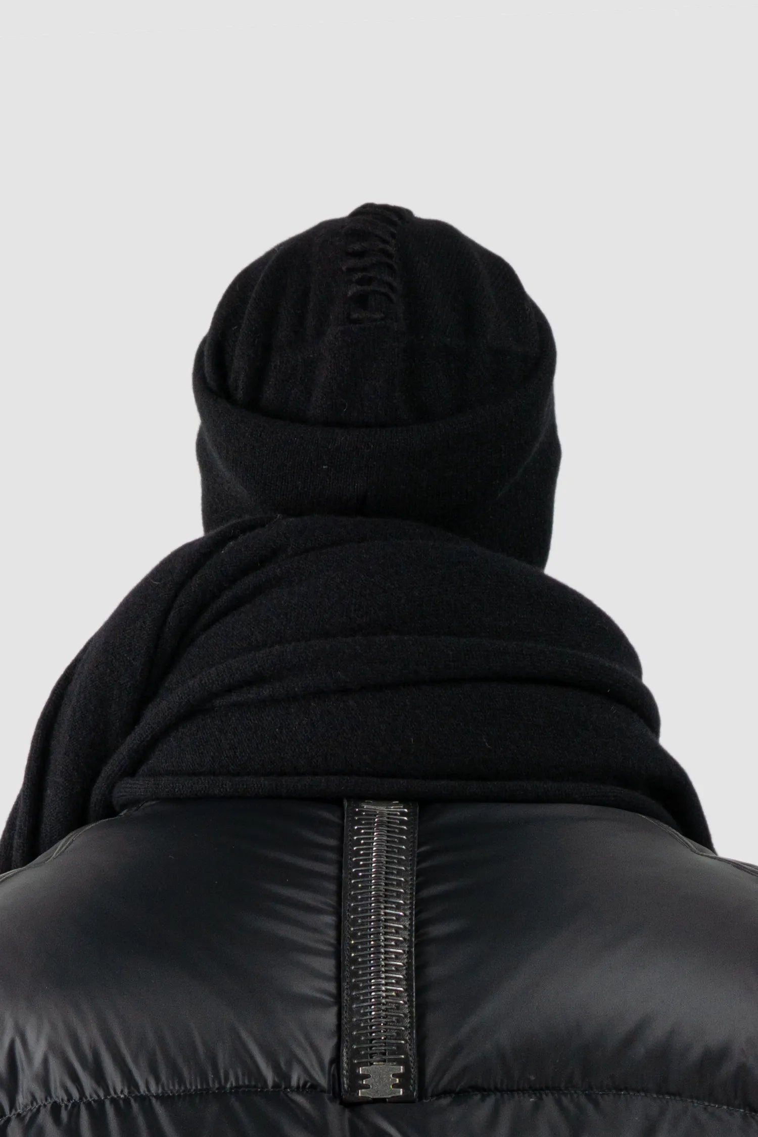 MD75 - Men's Black Cashmere Silk Knit Beanie - model back view