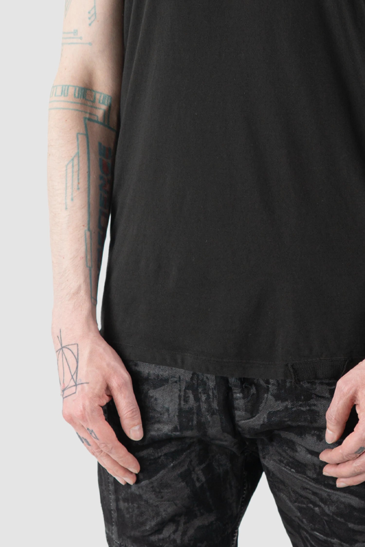 MD75 - Men’s Black Cotton T-Shirt with Abstract Wood Print hem detail view