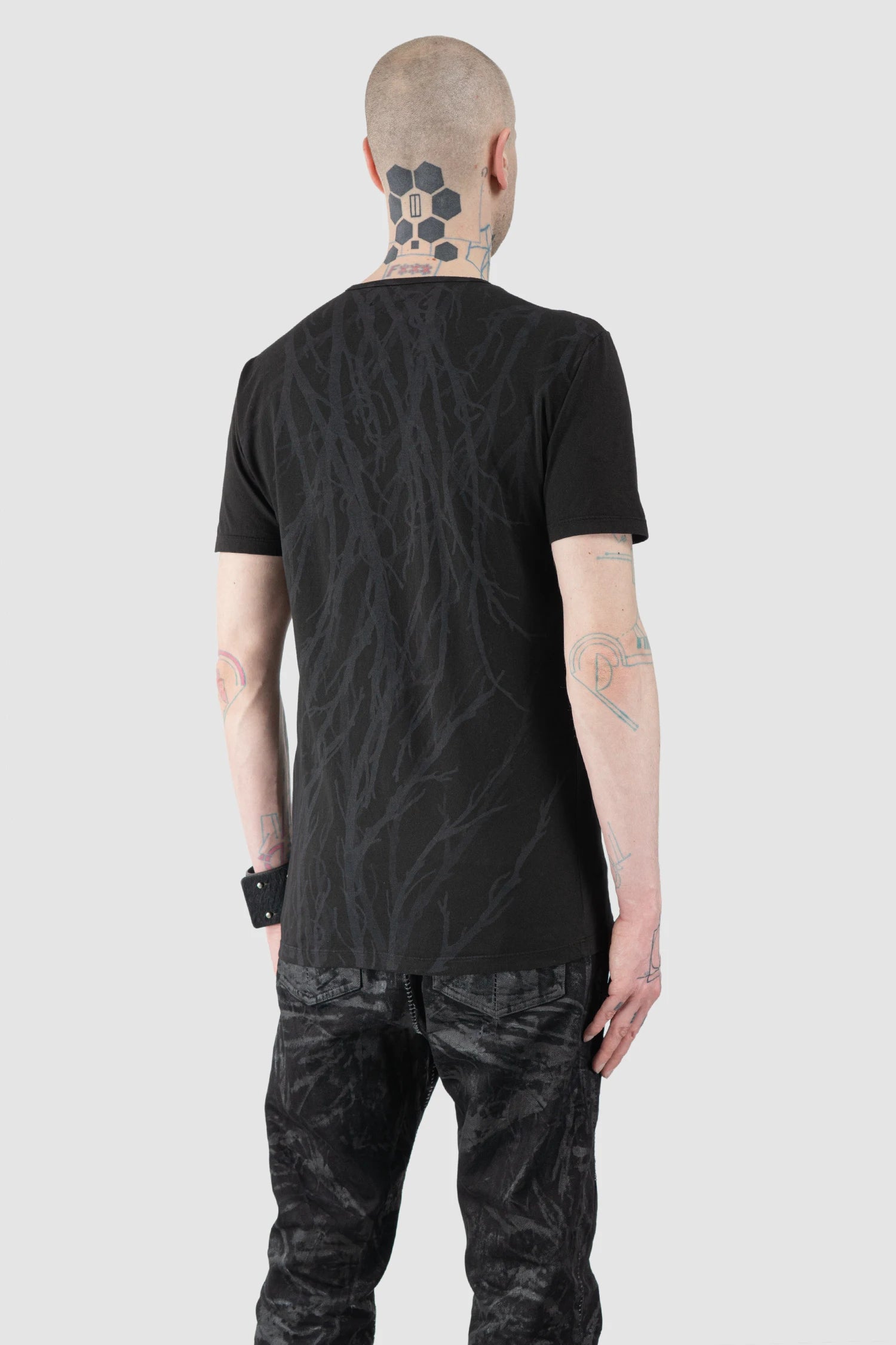 MD75 - Men’s Black Cotton T-Shirt with Abstract Wood Print model back side view