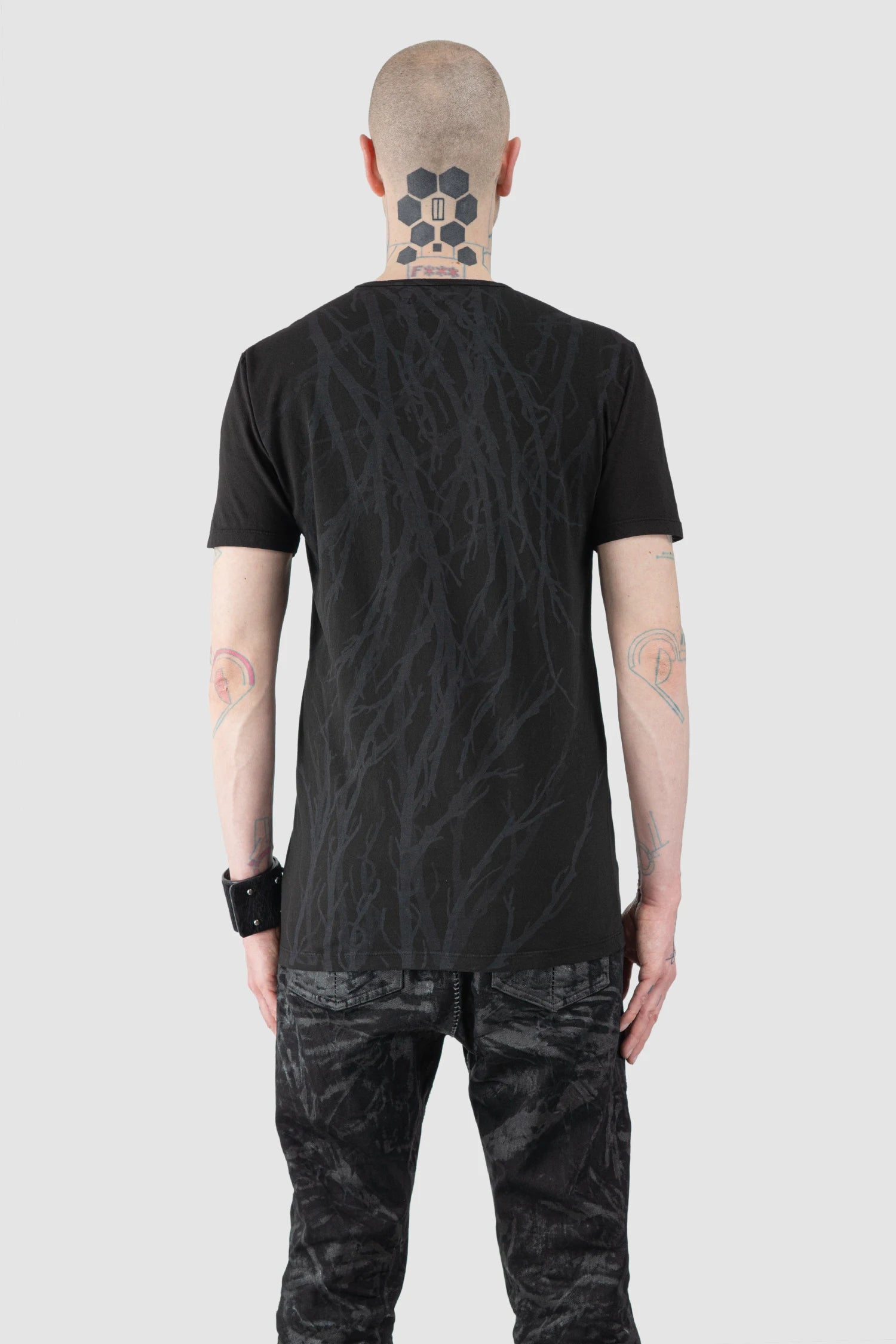 MD75 - Men’s Black Cotton T-Shirt with Abstract Wood Print model back view