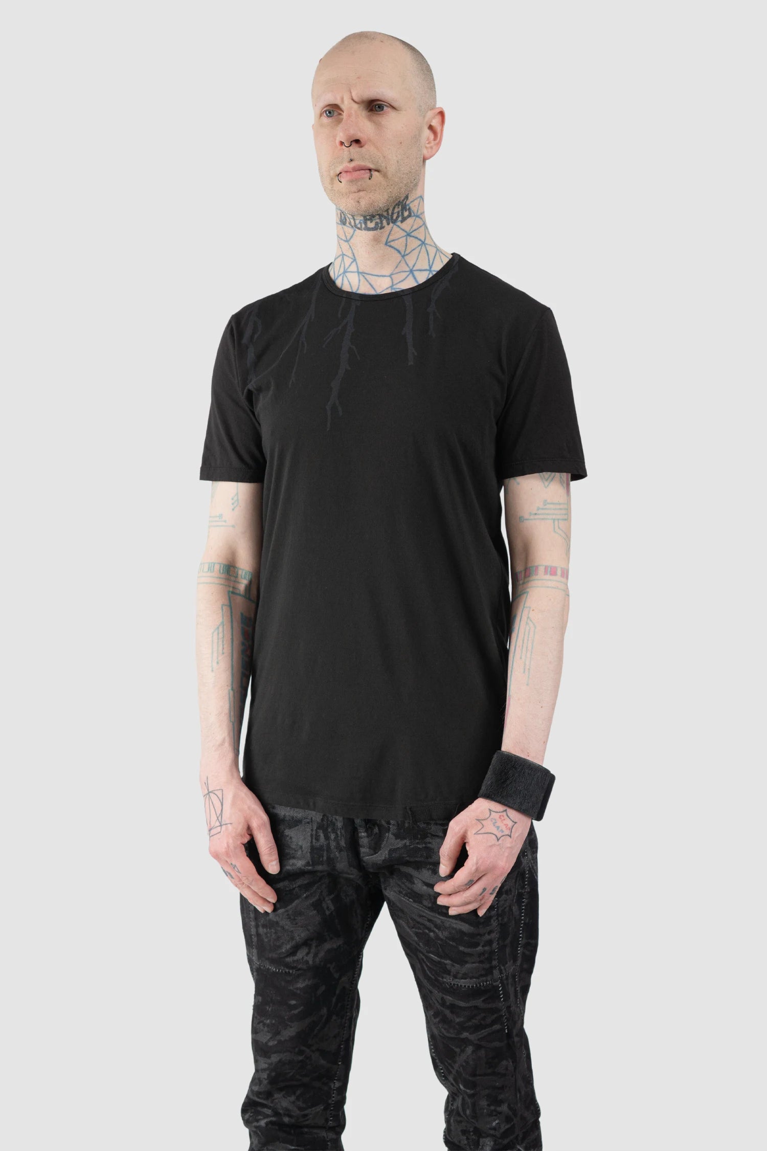 MD75 - Men’s Black Cotton T-Shirt with Abstract Wood Print model side view