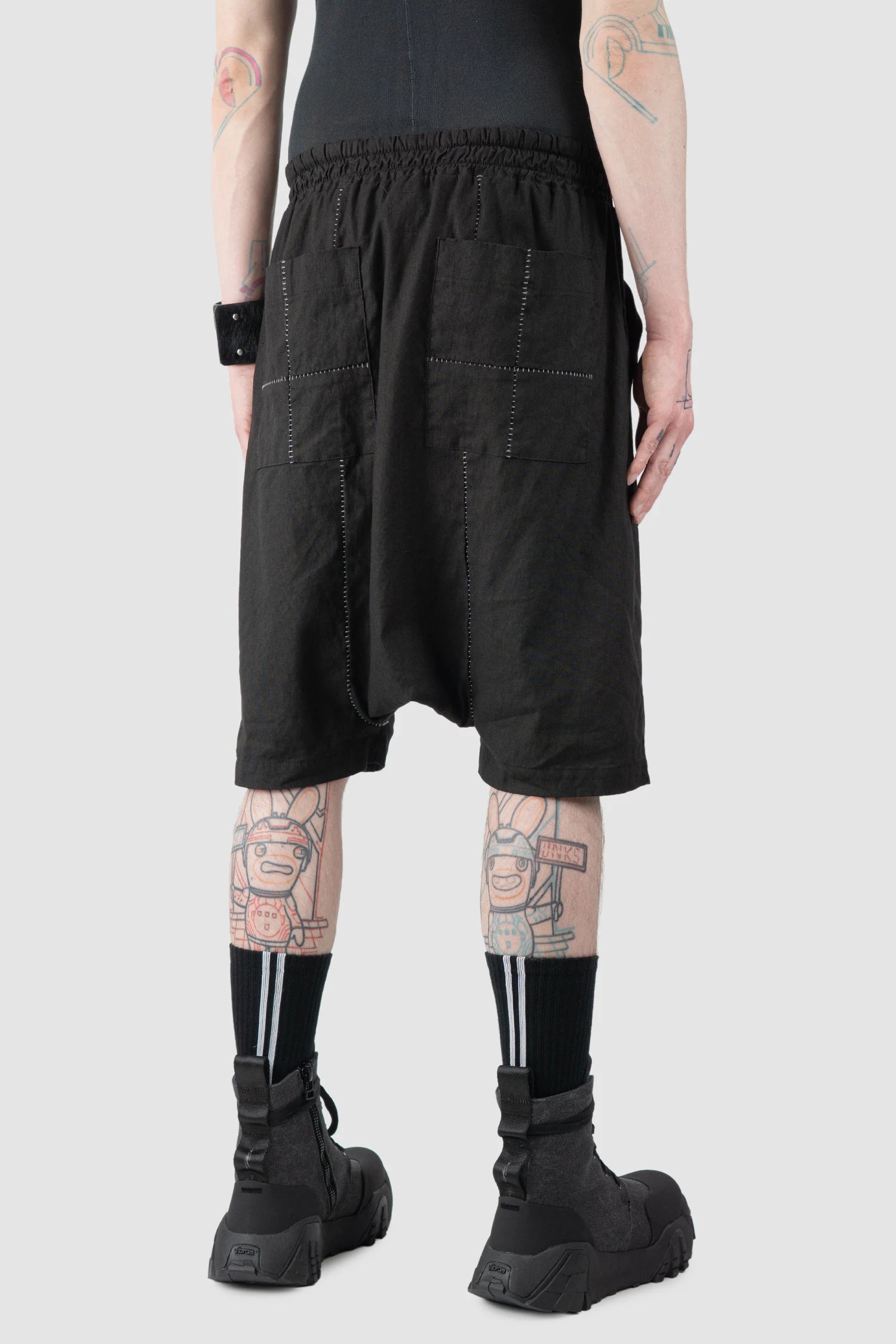 MD75 - Men’s Black Linen Drop Crotch Shorts model back side view