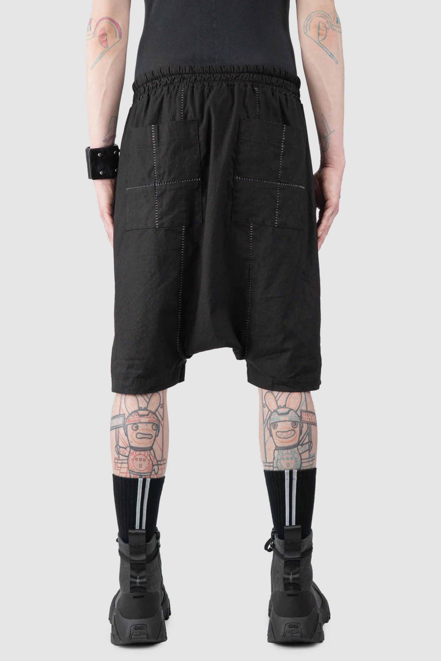 MD75 - Men’s Black Linen Drop Crotch Shorts model back view