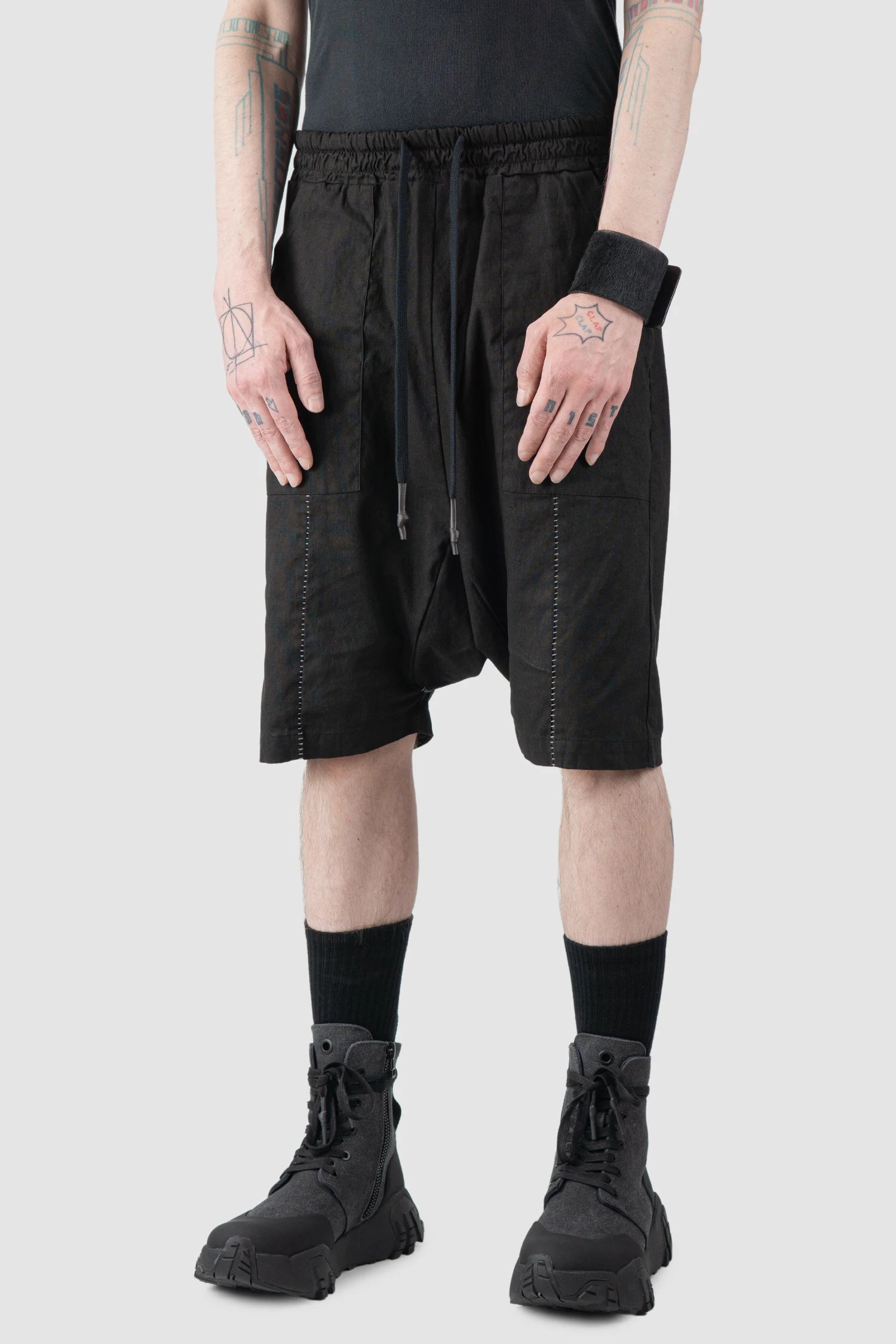 MD75 - Men’s Black Linen Drop Crotch Shorts model side view