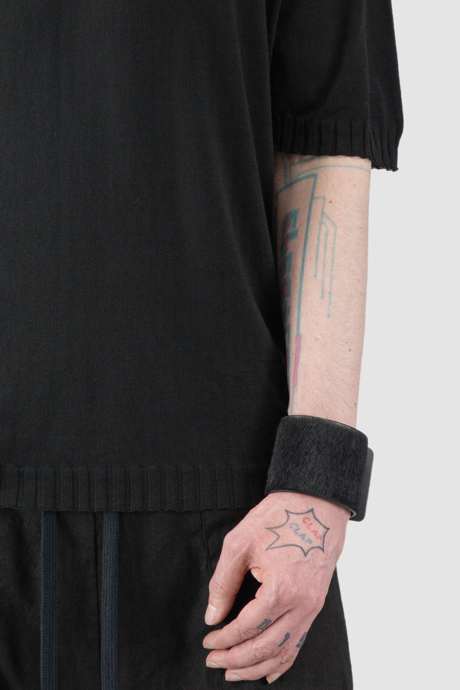 MD75 - Men’s Black Oversized Cotton Knit Raglan T-Shirt hem detail view