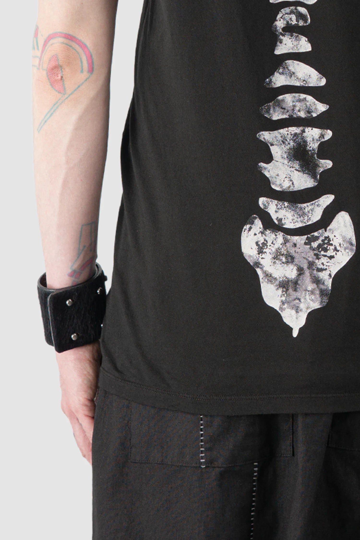 MD75 - Men’s Black T-Shirt with Spine Back Print hem detail view