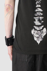 MD75 - Men’s Black T-Shirt with Spine Back Print hem detail view