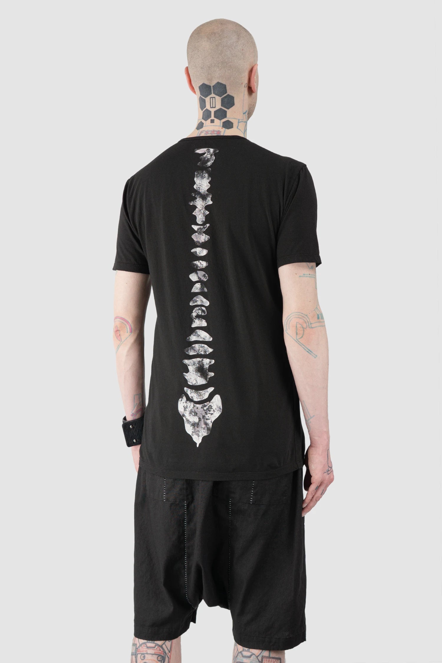 MD75 - Men’s Black T-Shirt with Spine Back Print model back side view