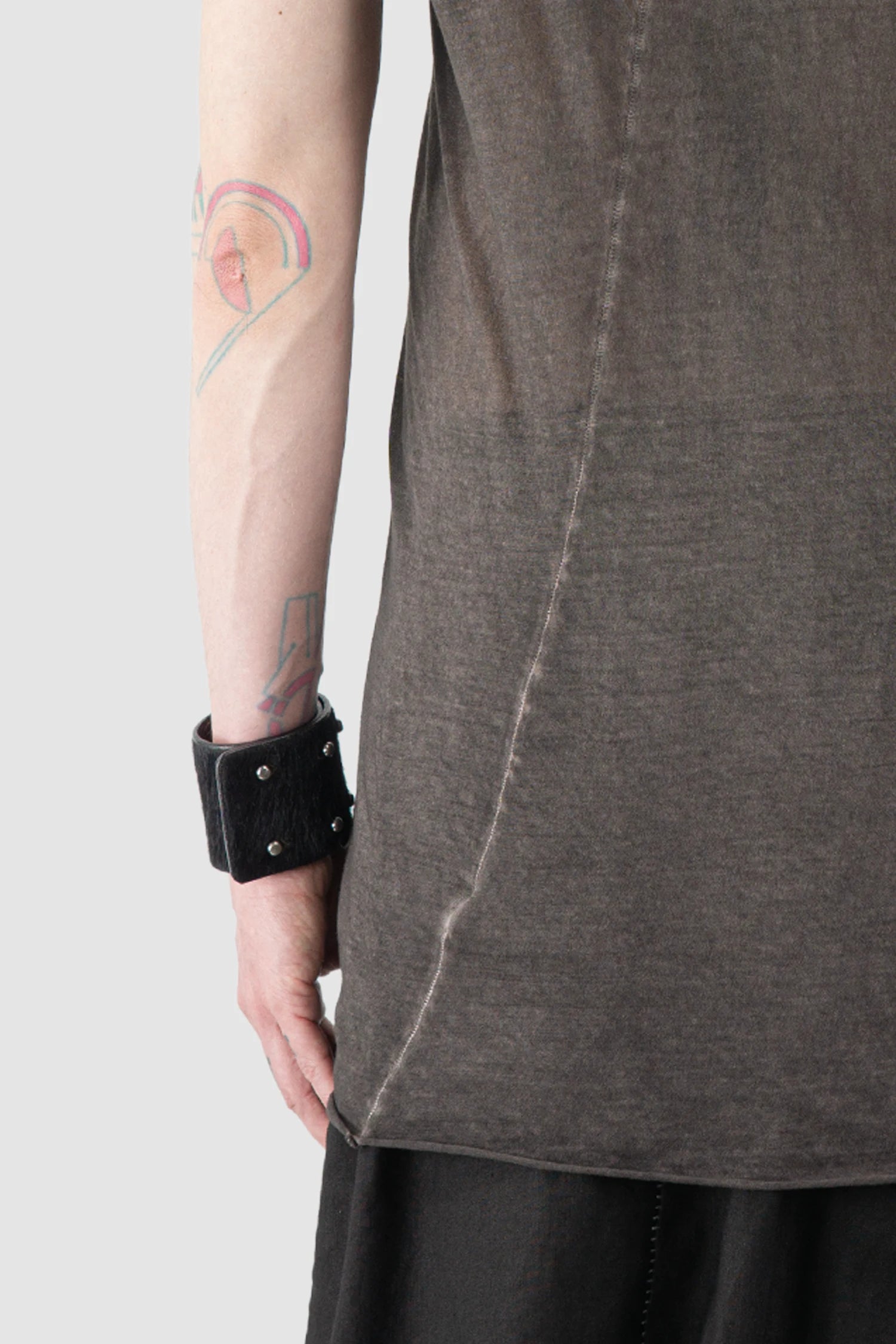 MD75 - Men’s Brown Object Dyed Cotton T-Shirt with Curved Double Seam back detail view