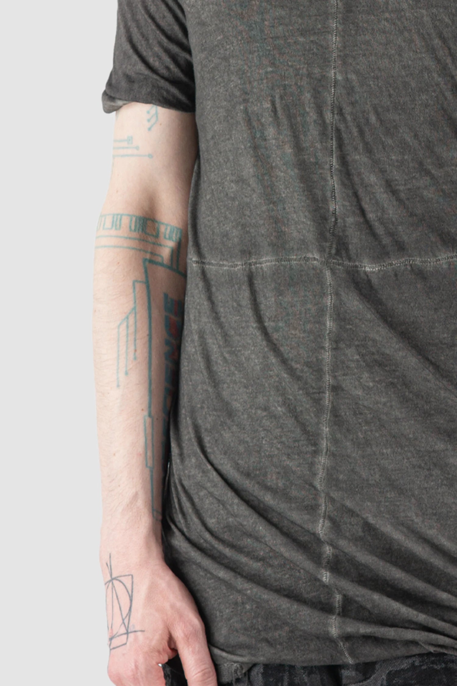 MD75 - Men’s Grey Dyed Double Layer Cotton T-Shirt with Scar Stitch Seams hem detail view