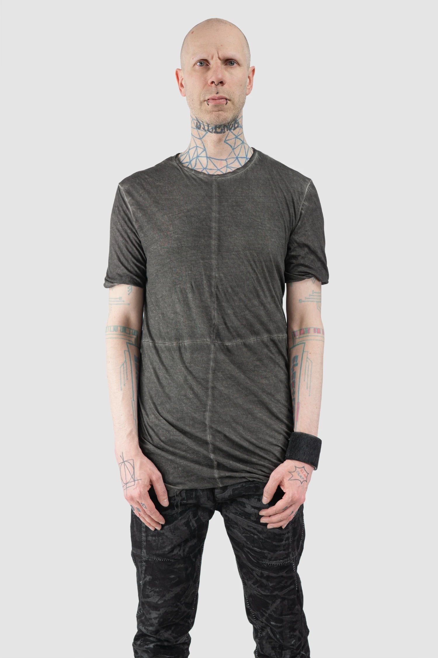 MD75 - Men’s Grey Dyed Double Layer Cotton T-Shirt with Scar Stitch Seams model front view