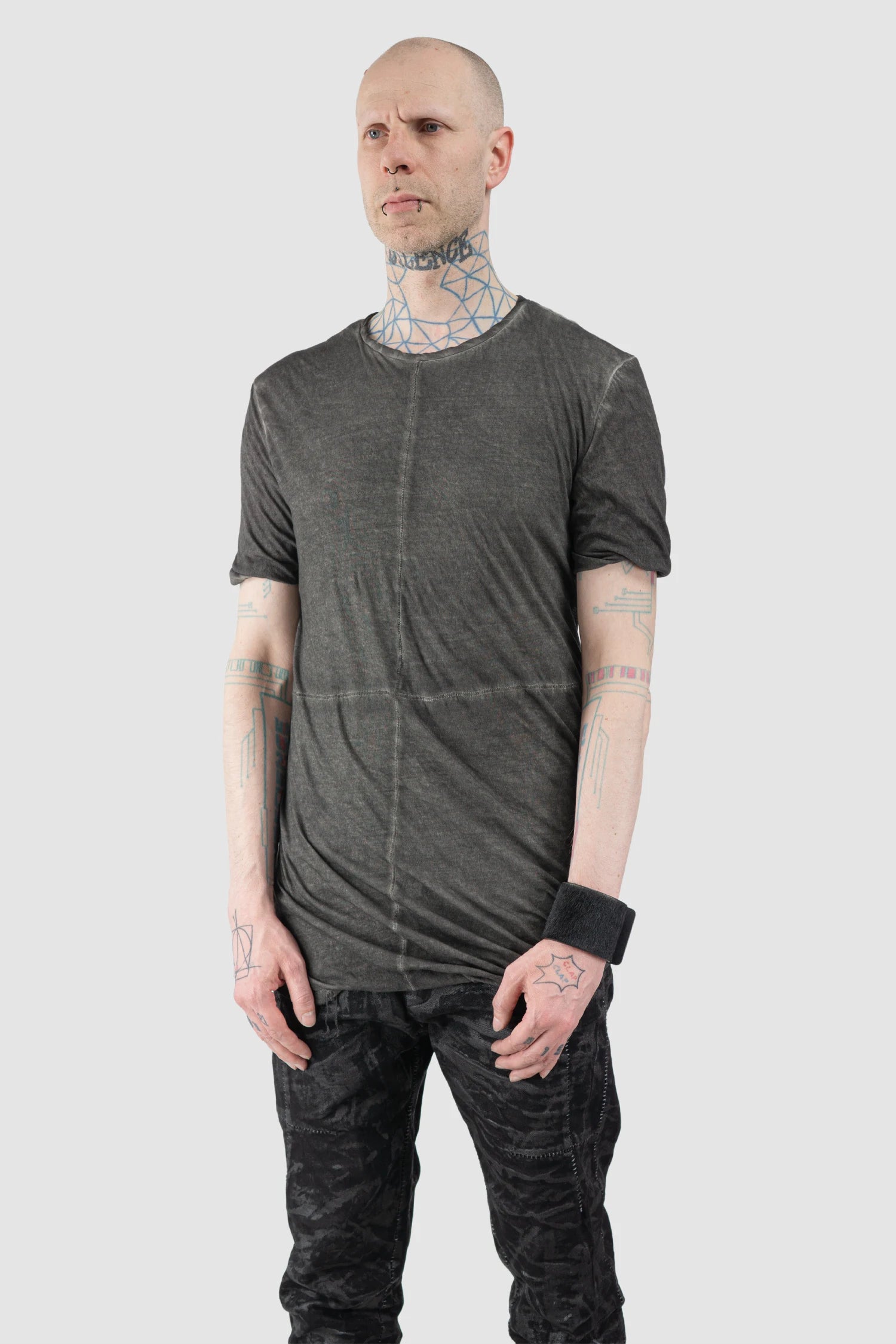 MD75 - Men’s Grey Dyed Double Layer Cotton T-Shirt with Scar Stitch Seams model side view
